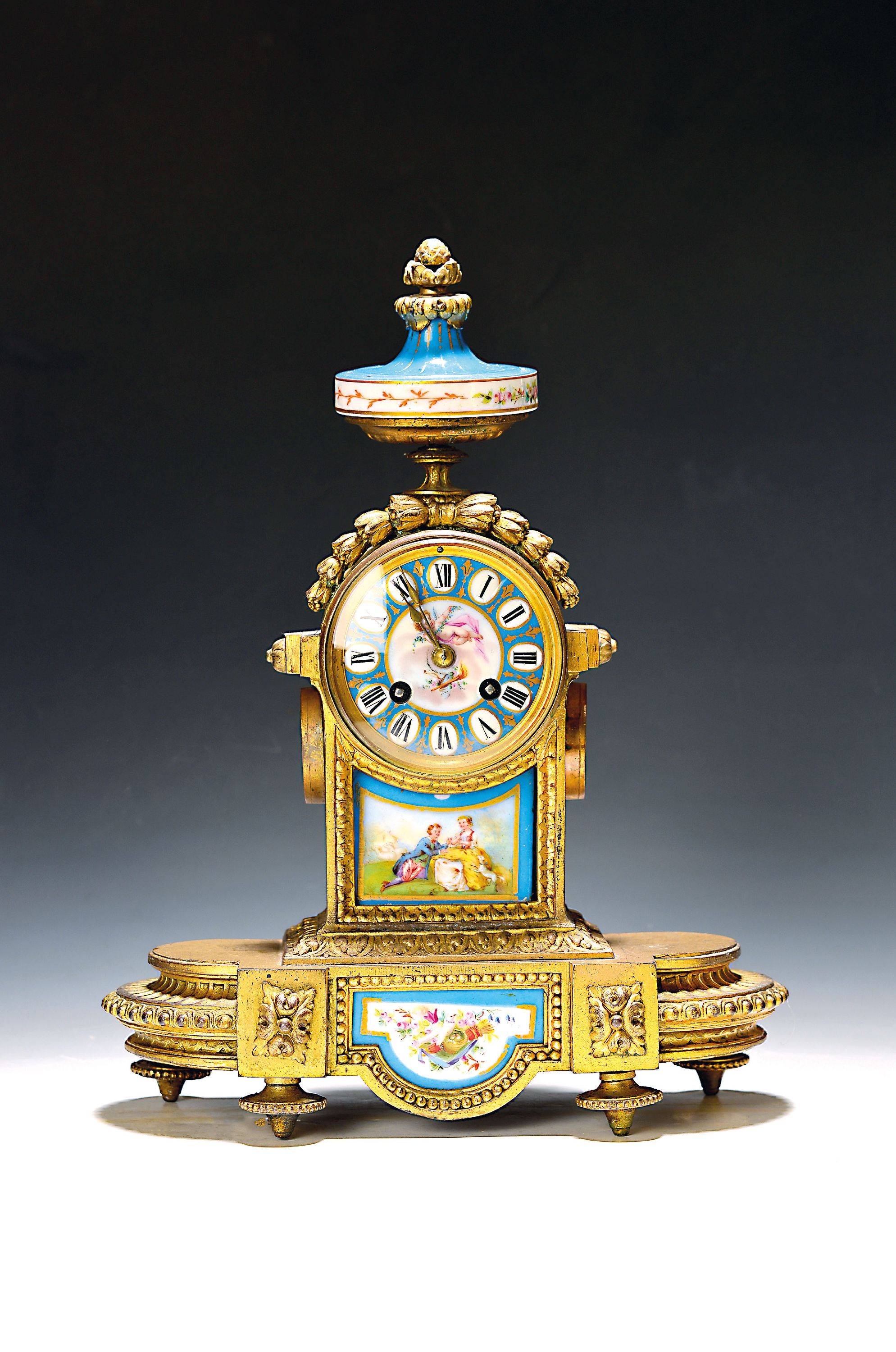 Image 27003889 - Tischuhr, Frankreich, um 1900, Regulle-Gehäuse, goldfarben gefasst, Porzellaneinlagen ...