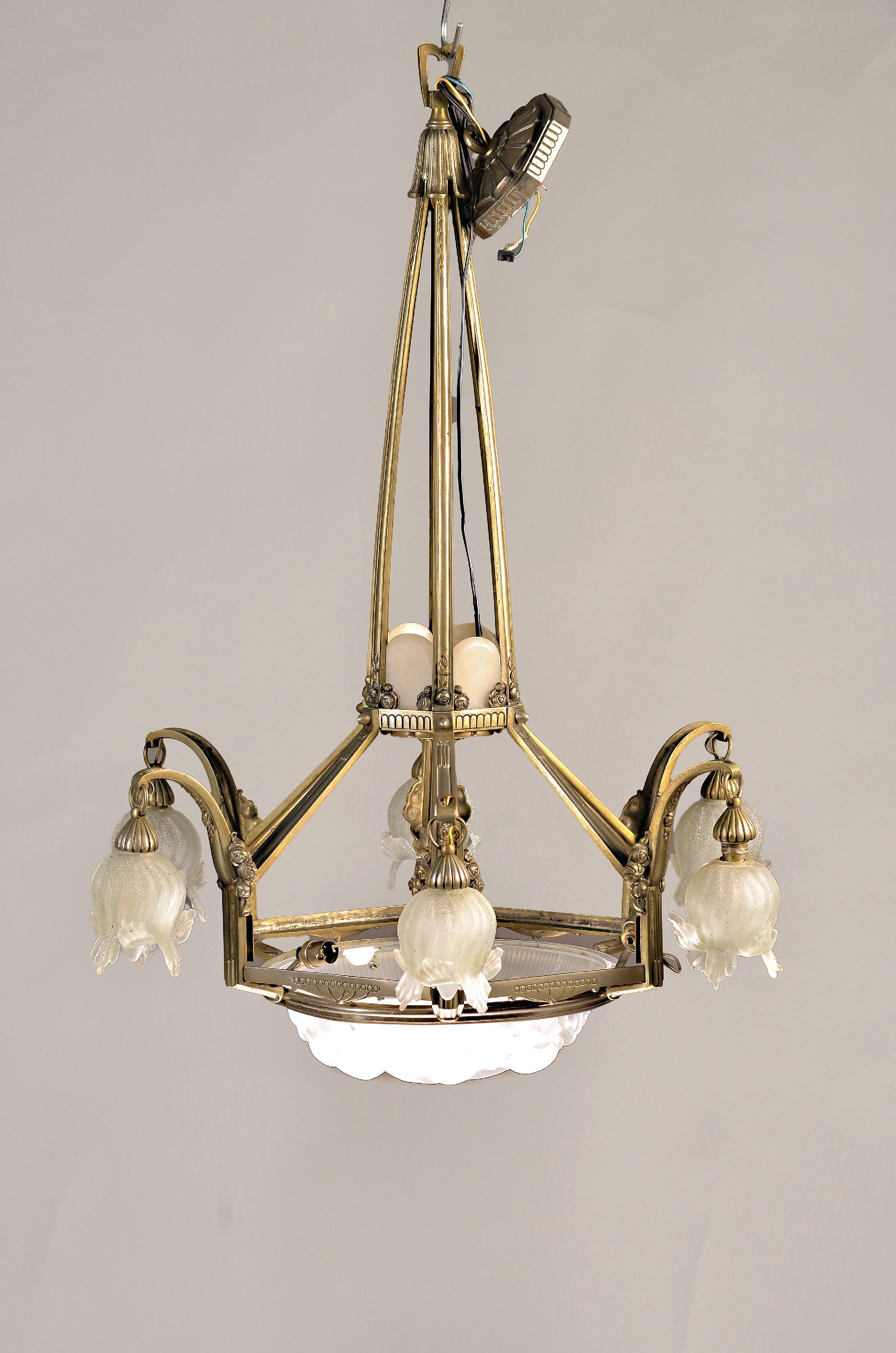 Image 27003892 - Deckenleuchte, Frankreich, 20er Jahre, Weißgussfassung, Mittelschale und 6 Glocken aus ...