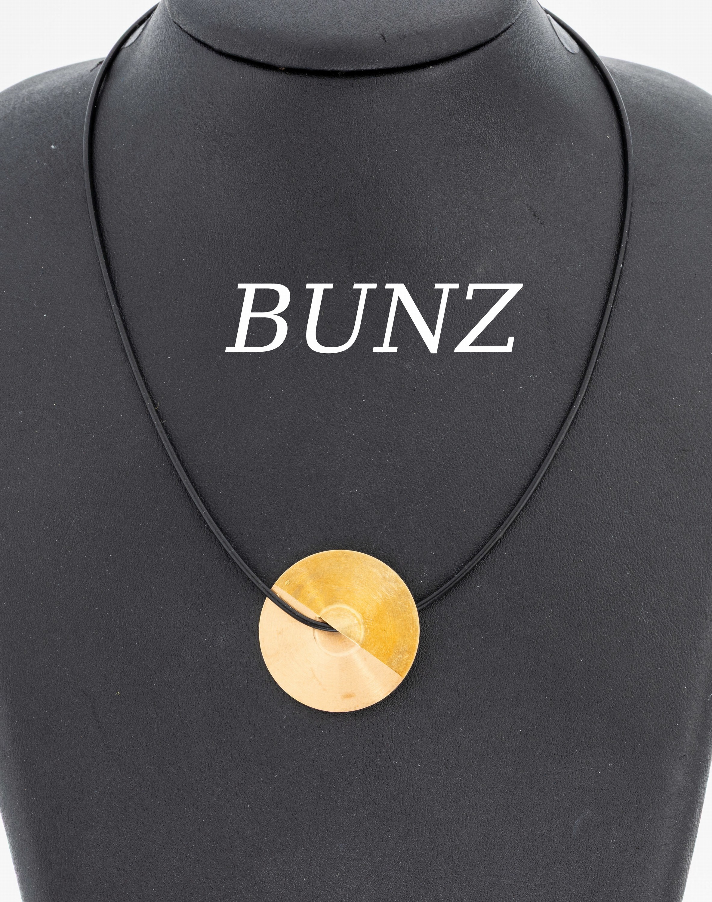 Image 27003908 - 18 kt Gold BUNZ Anhänger, GG 750/000, gebürstet, D. ca. 3.2 cm, an Kautschukreif, ...