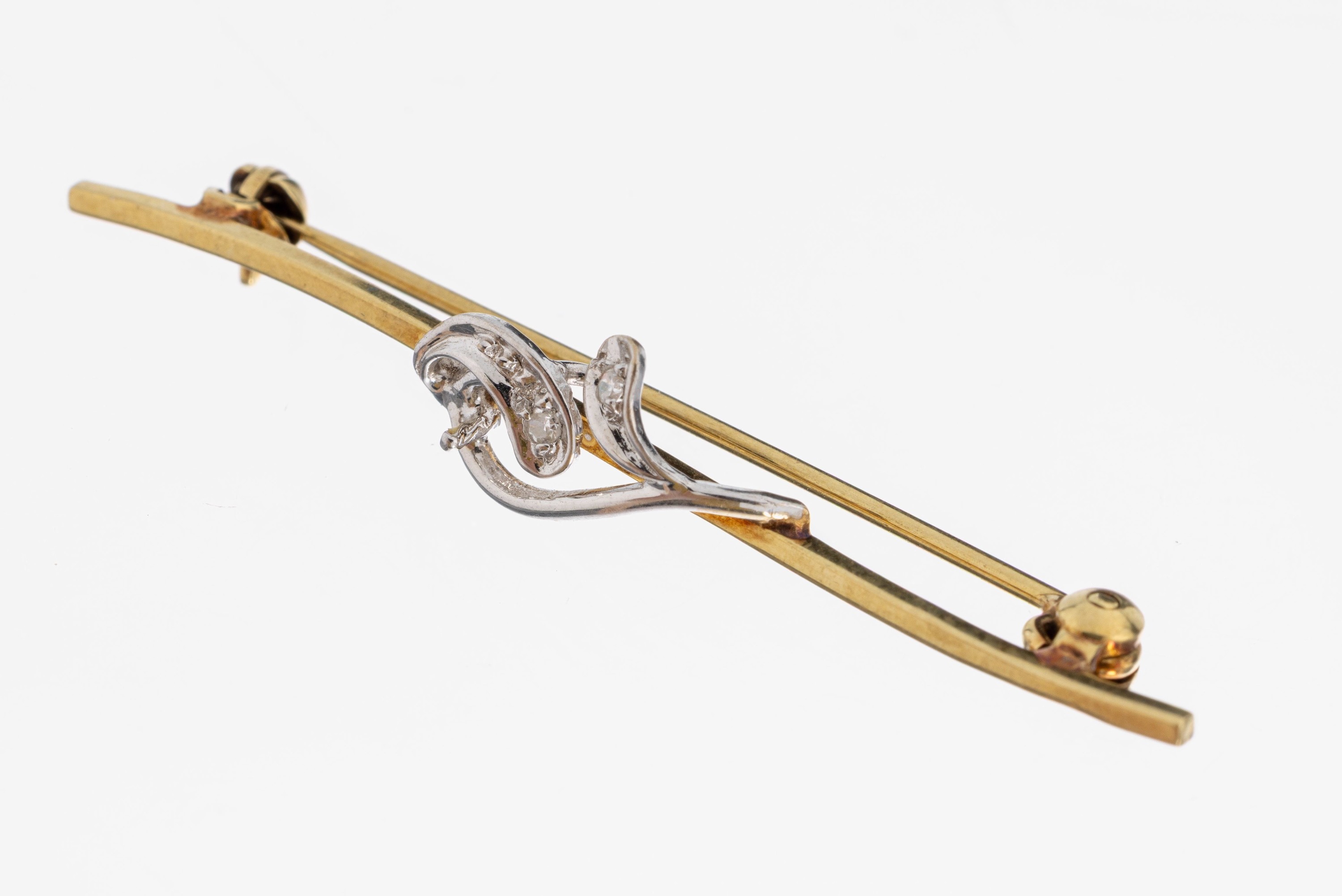 Image 27003910 - 14 kt Gold Diamant-Brosche, GG/WG 585/000, leicht geschwungen, florales WG-Element mit ...