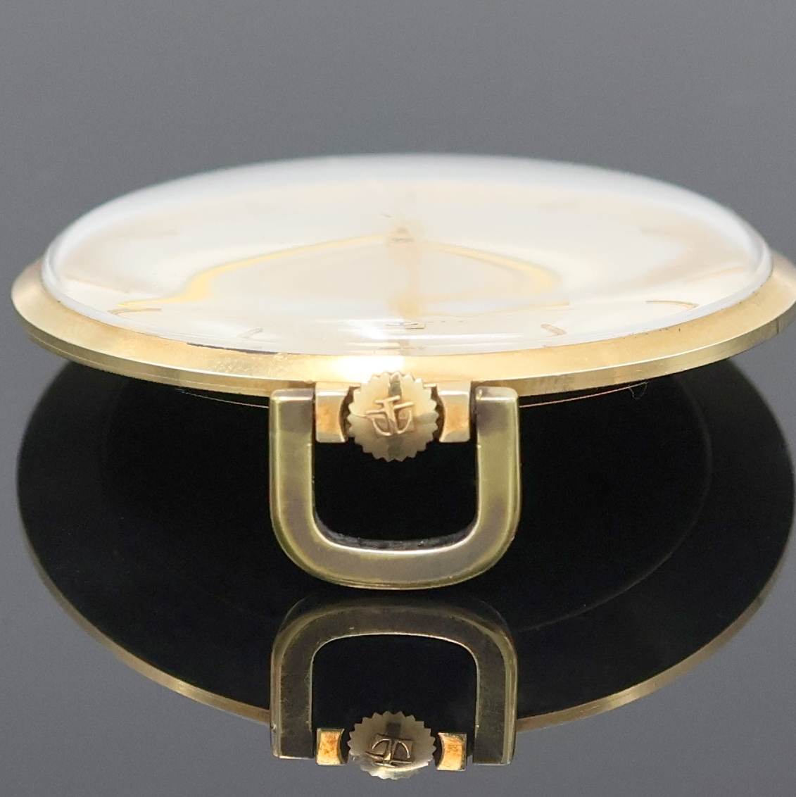 Detail b: TISSOT Frackuhr in GG 585/000, Handaufzug, Schweiz um 1975, 3-teil. Geh., Boden und Glasrand aufgedr., silb. Zifferbl. m. aufgel. Indizes, Werk ...