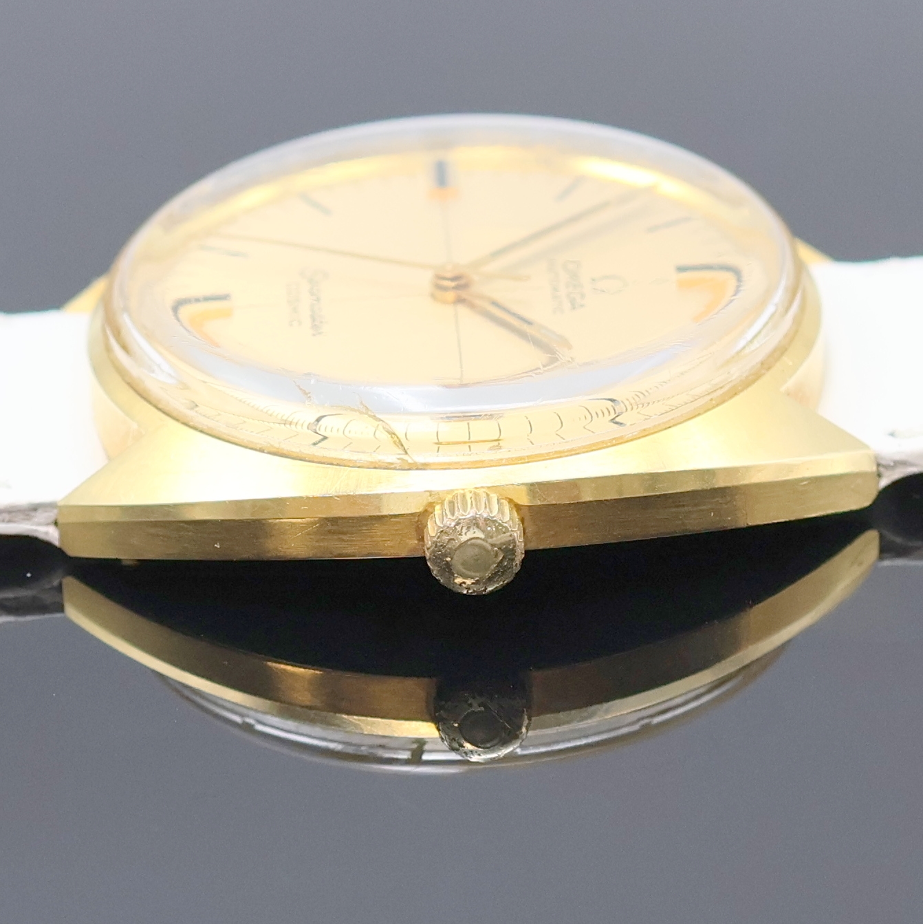 Detail d: OMEGA Herrenarmbanduhr Seamaster Cosmic in GG 750/000, Schweiz um 1968, Automatik, Einschalengeh., gold. Fadenkreuz-Zifferbl. m. 3 aufges. Indizes ...