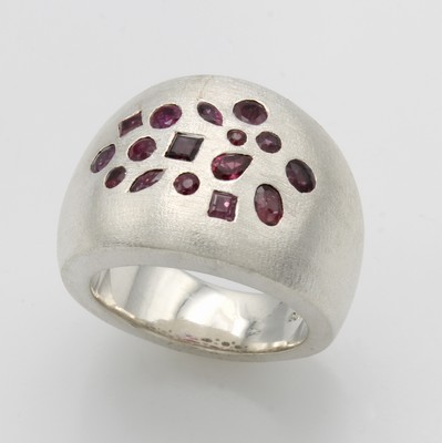 27003901a - Ring mit Rubinen, 925er Silber, matt., Rubine in versch. Schliffarten, Gesamtgew. ...