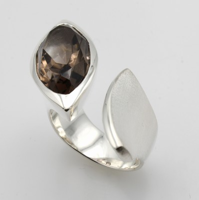 27003921a - Ring mit Rauchquarz, 925er Silber, z.T. matt., navettef. Rauchquarz, RW ca. 55