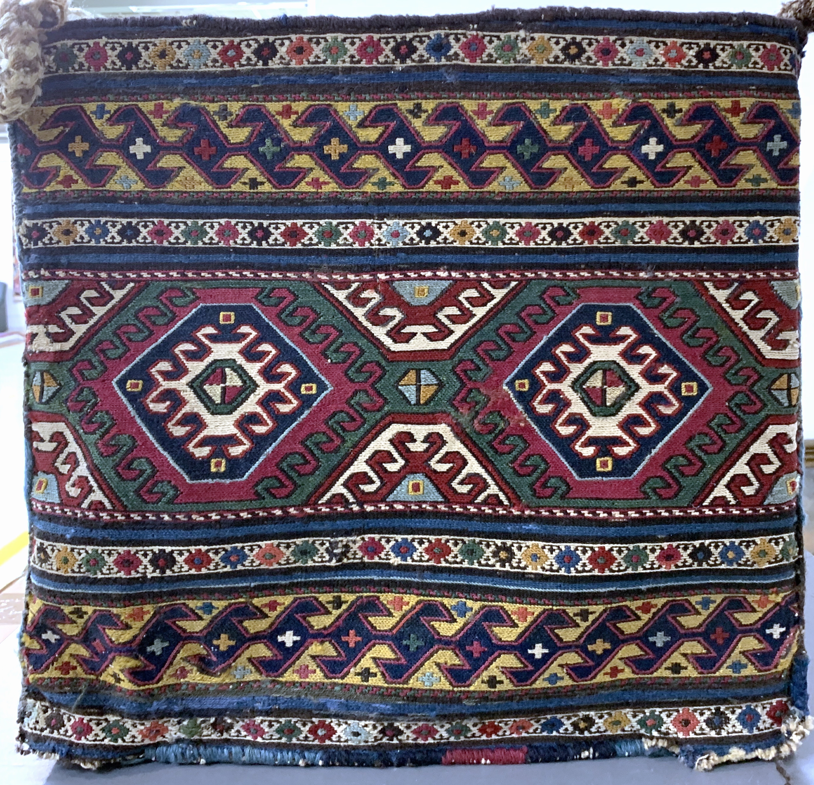 Detail b: Shahsawan Mafrasch antik, Persien, 19.Jhd, Wolle auf Wolle, ca. 102 x 53 x 74 cm, EHZ: 2
