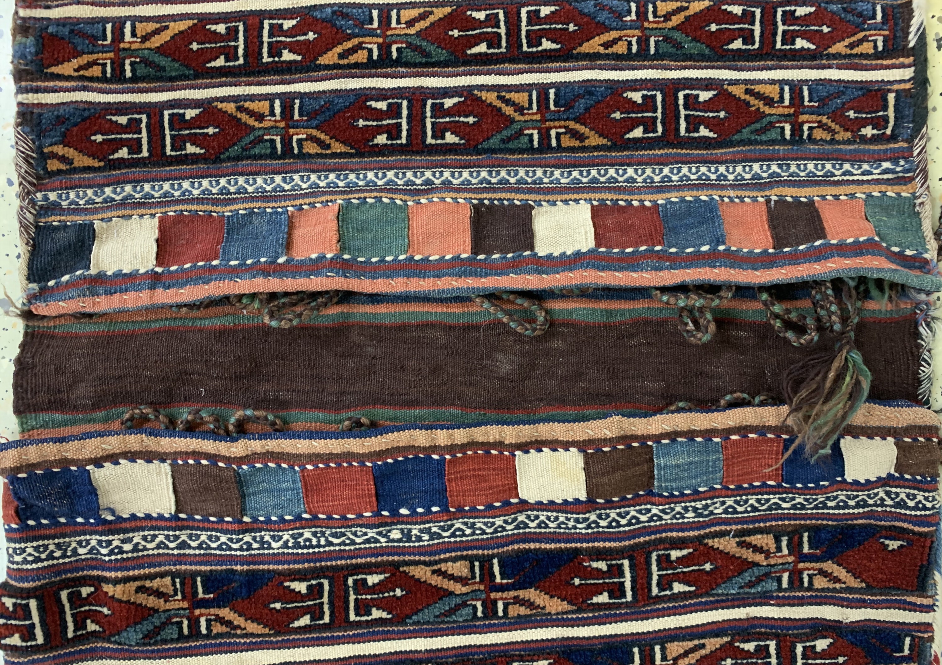 Detail c: Weramin Doppeltasche"relif" antik, Persien , 19.Jhd, Wolle auf Wolle, ca. 137 x 68 cm, EHZ: 2