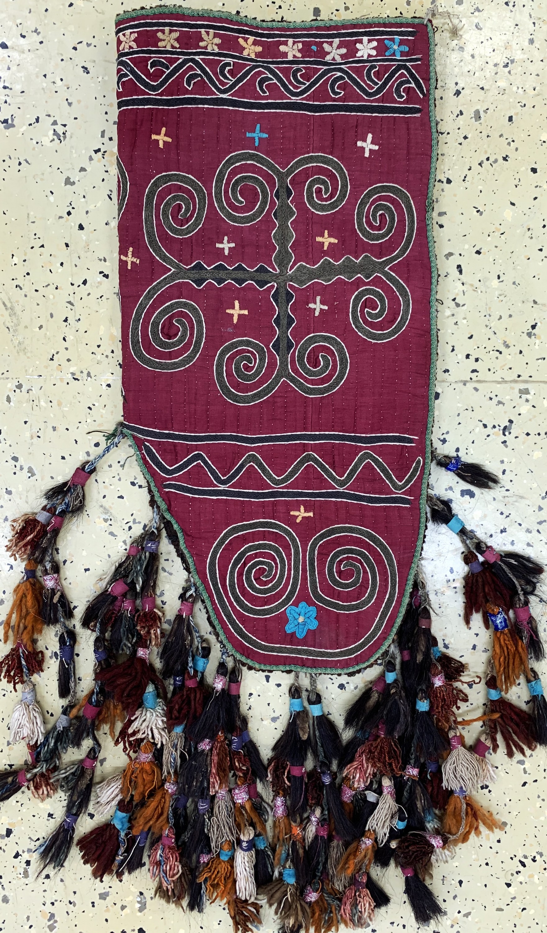 Okbash antik, Uzbekistan, um 1900, bestickt mit Seide auf Filz, ca. 69 x 34 cm, EHZ: 2