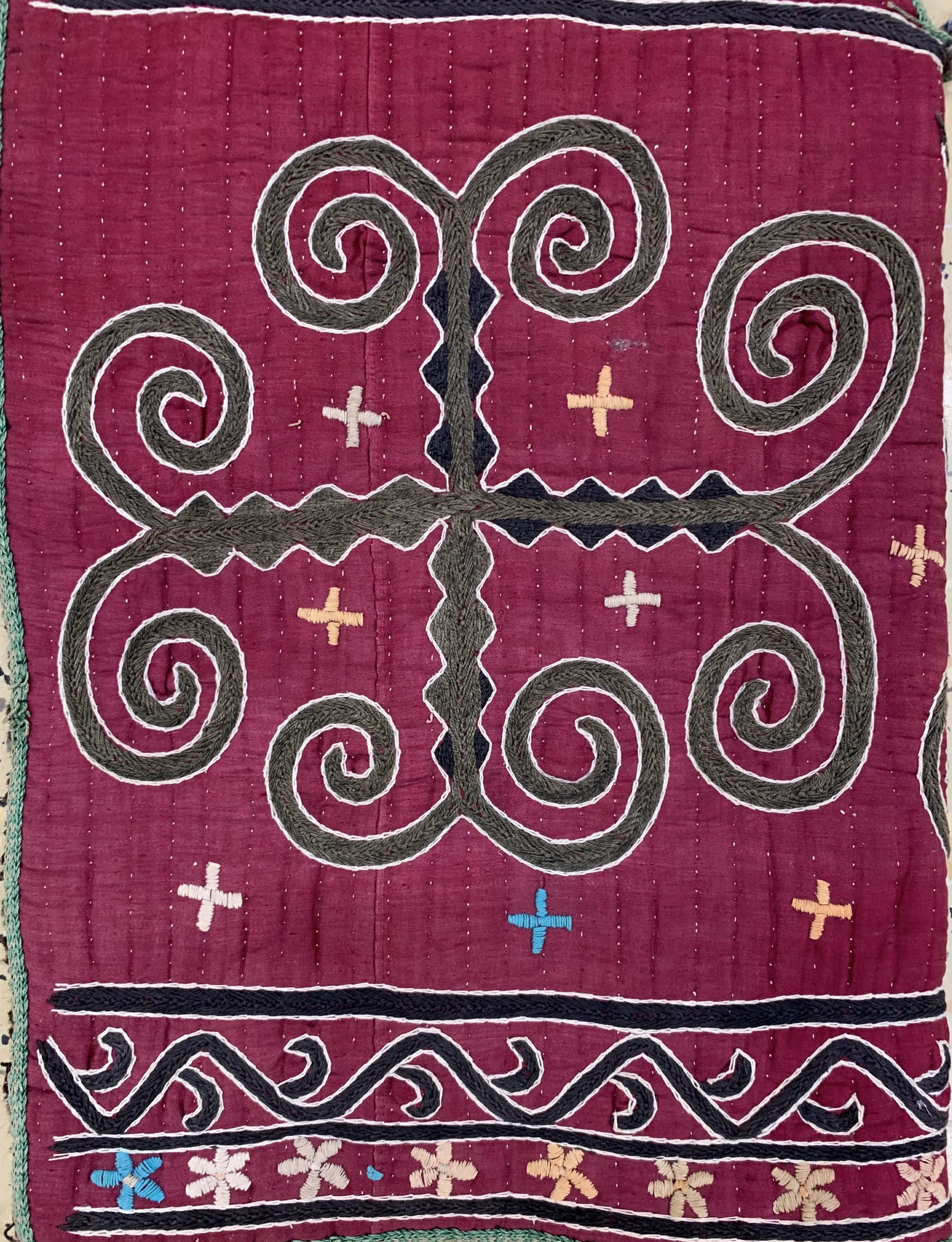Detail a: Okbash antik, Uzbekistan, um 1900, bestickt mit Seide auf Filz, ca. 69 x 34 cm, EHZ: 2