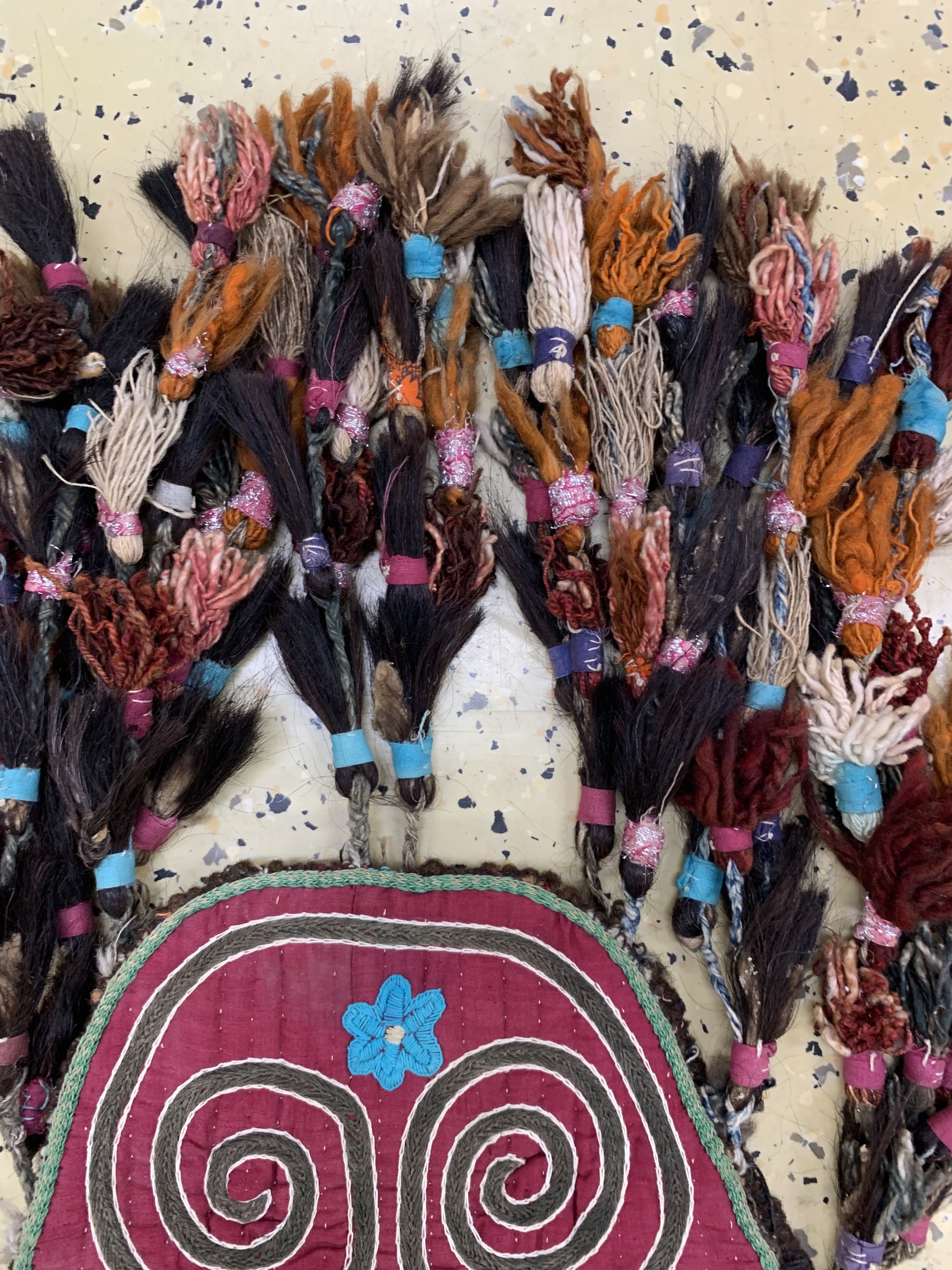 Detail c: Okbash antik, Uzbekistan, um 1900, bestickt mit Seide auf Filz, ca. 69 x 34 cm, EHZ: 2