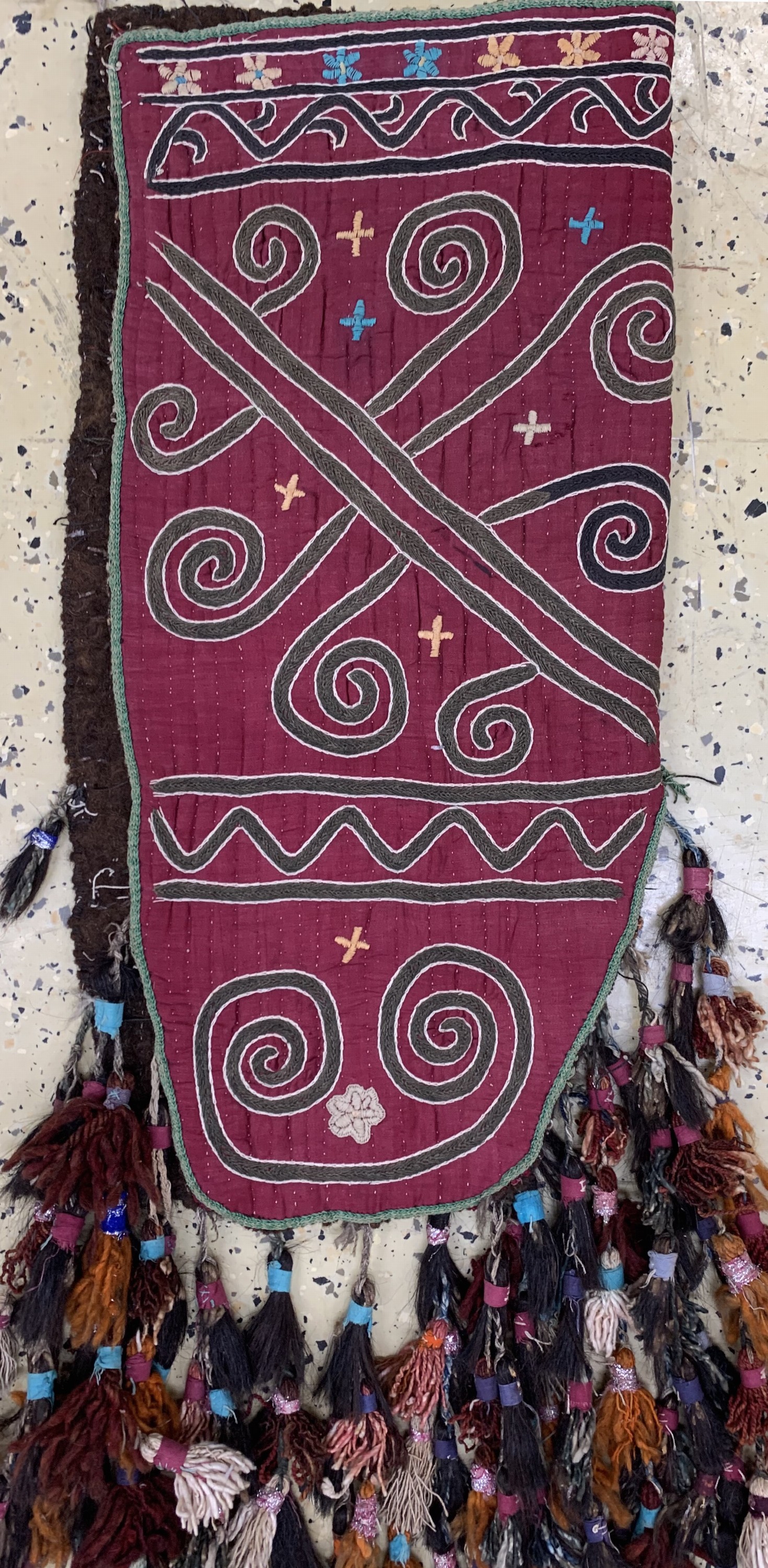 Detail d: Okbash antik, Uzbekistan, um 1900, bestickt mit Seide auf Filz, ca. 69 x 34 cm, EHZ: 2