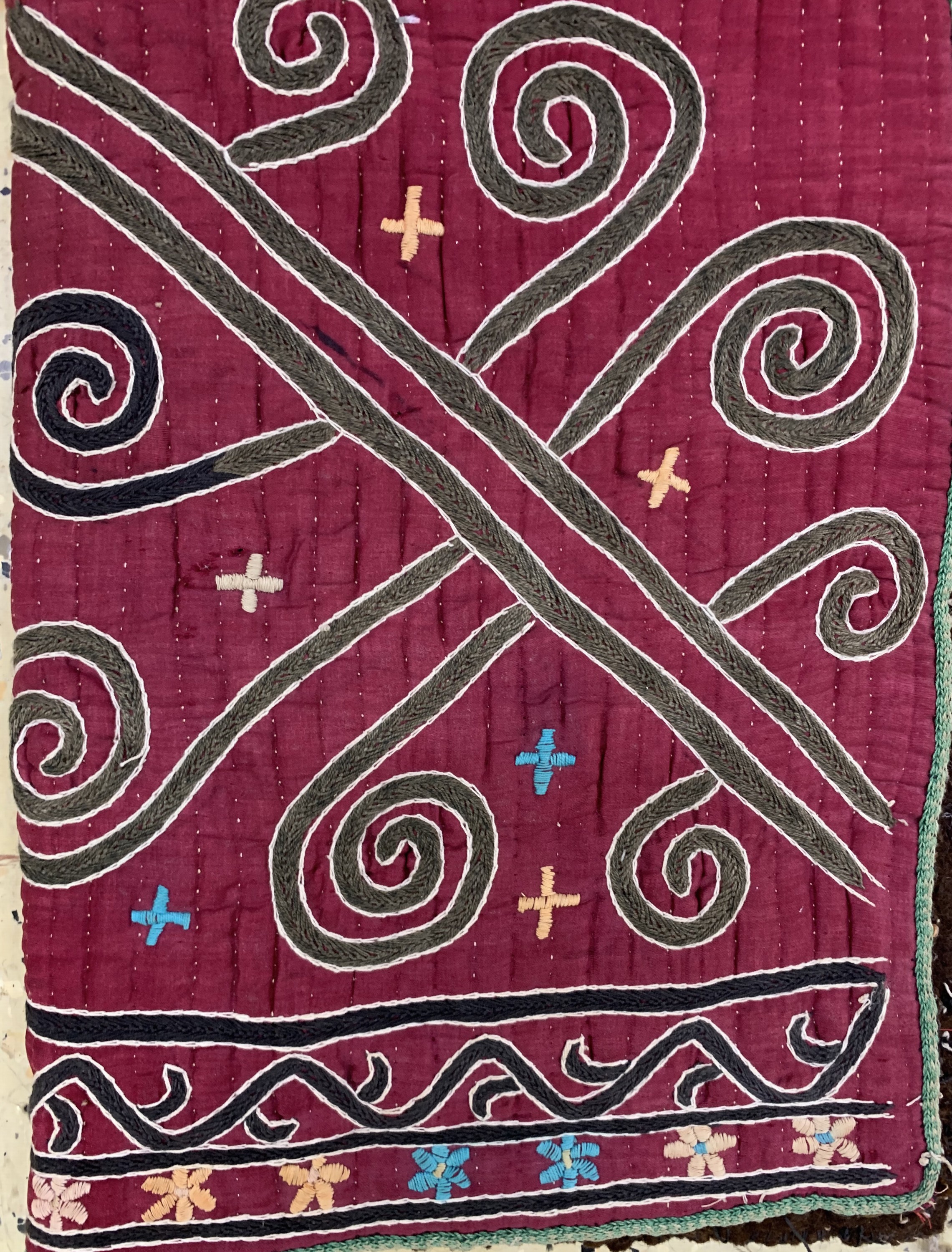 Detail e: Okbash antik, Uzbekistan, um 1900, bestickt mit Seide auf Filz, ca. 69 x 34 cm, EHZ: 2