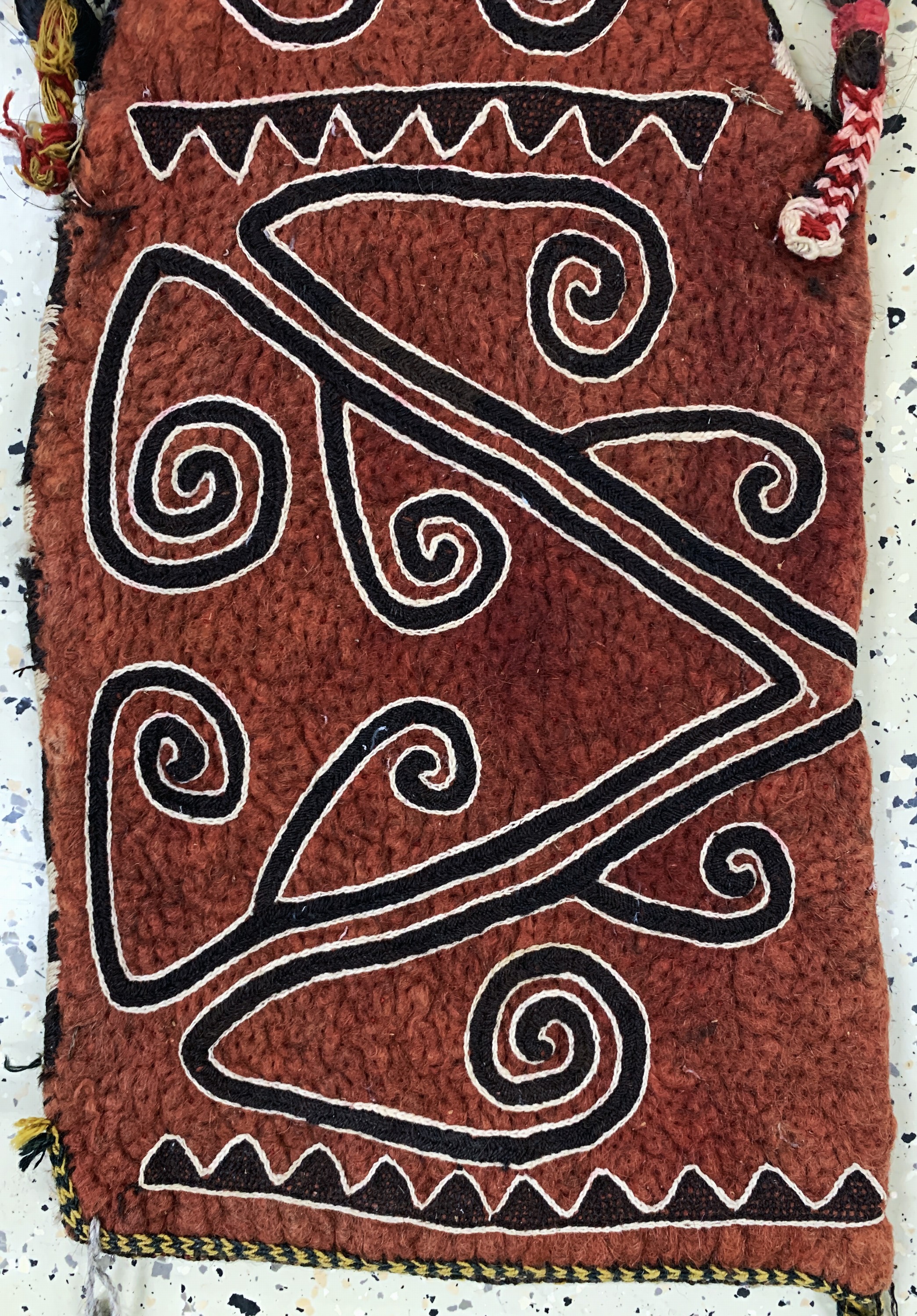 Detail b: Filz Okbash, Uzbekistan, um 1900, Wolle aufFilz, ca. 71 x 36 cm, EHZ: 2
