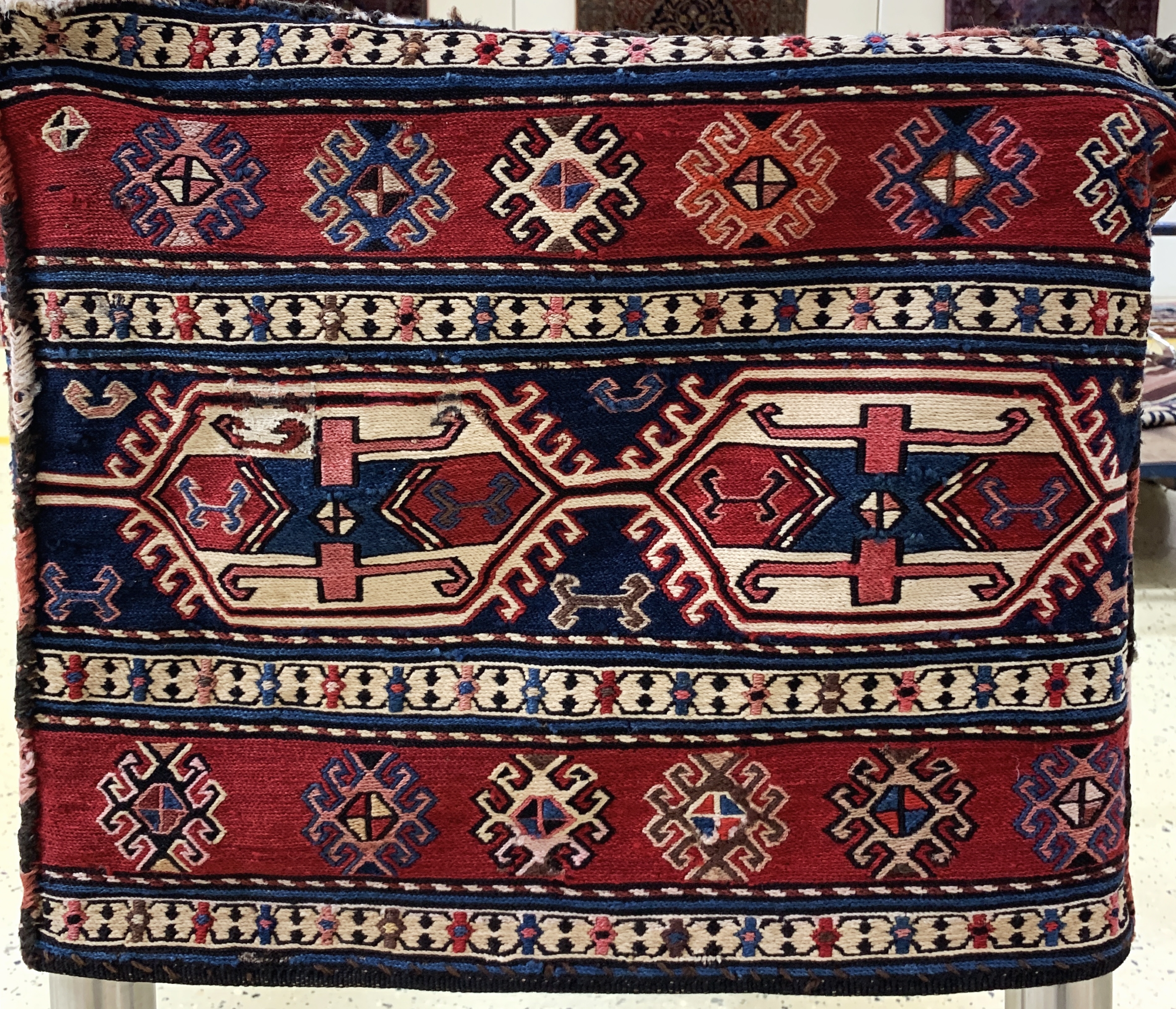 Detail c: Shahsawan Mafrasch antik, Persien, um 1900,Wolle auf Wolle, ca. 102 x 54 x 46 cm, EHZ:2-3