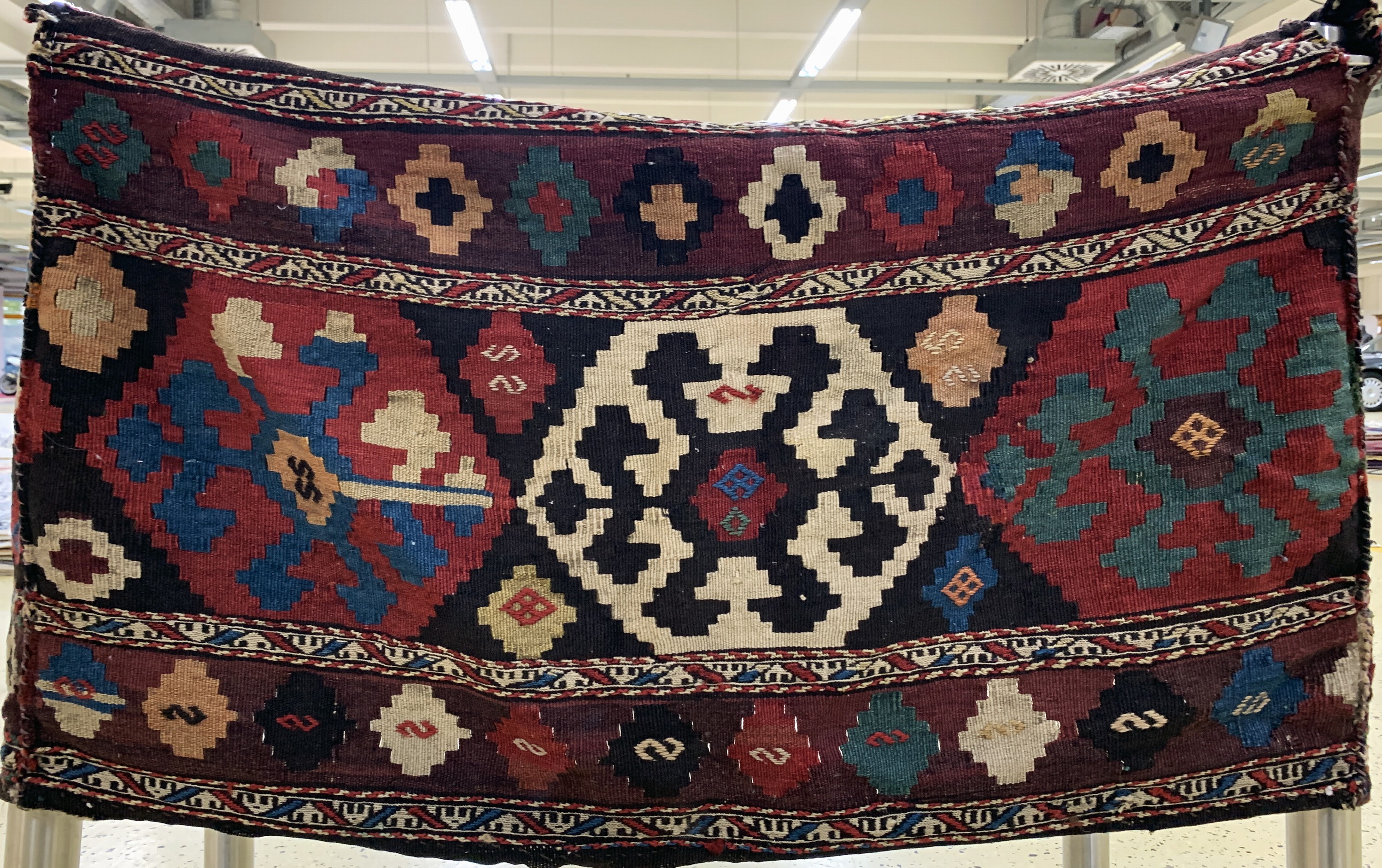 Detail b: Shahsawan Kelim Mafrasch, Persien, um 1900,Wolle auf Wolle, ca. 95 x 53 x 46 cm, EHZ: 3