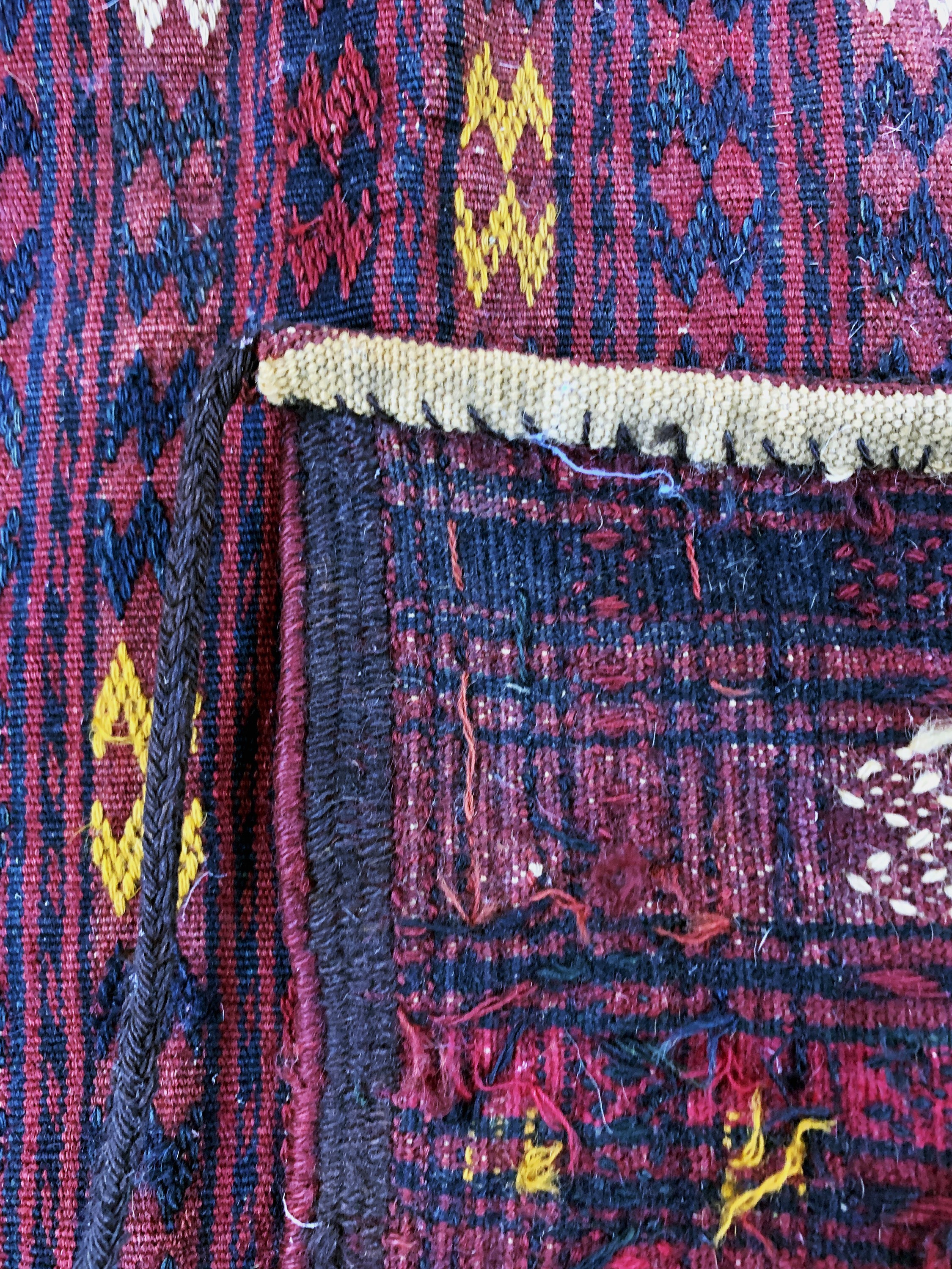 Detail d: Offene Okbash antik, Turkmenistan, um 1900, Wolle auf Wolle, ca. 74 x 34 cm, EHZ: 2
