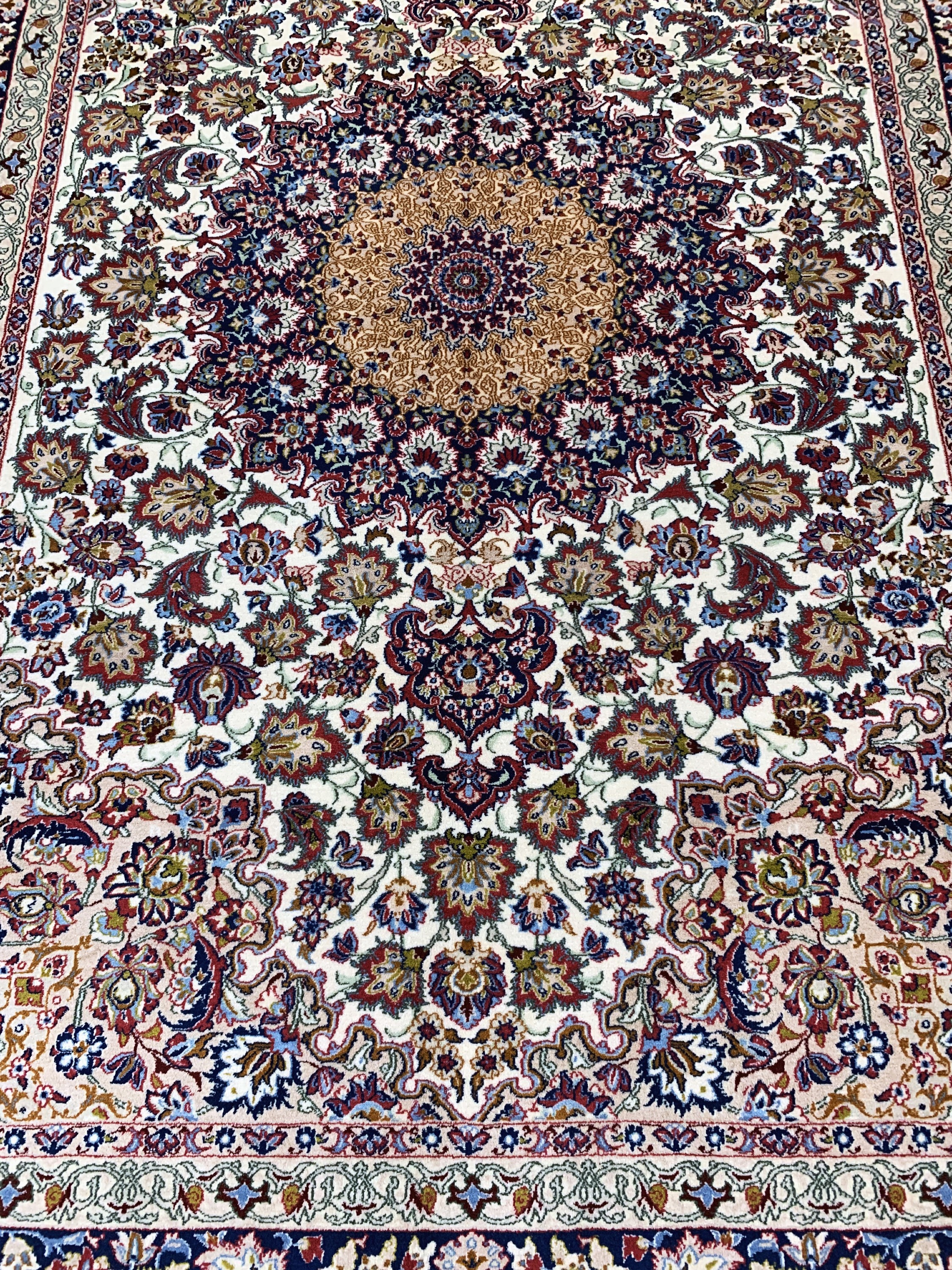 Detail c: Esfahan fein, Persien, Mitte 20.Jhd, Korkwolle auf Seide, ca. 216 x 149 cm, ca. 1,0Mio. Kn/qm, EHZ: 2