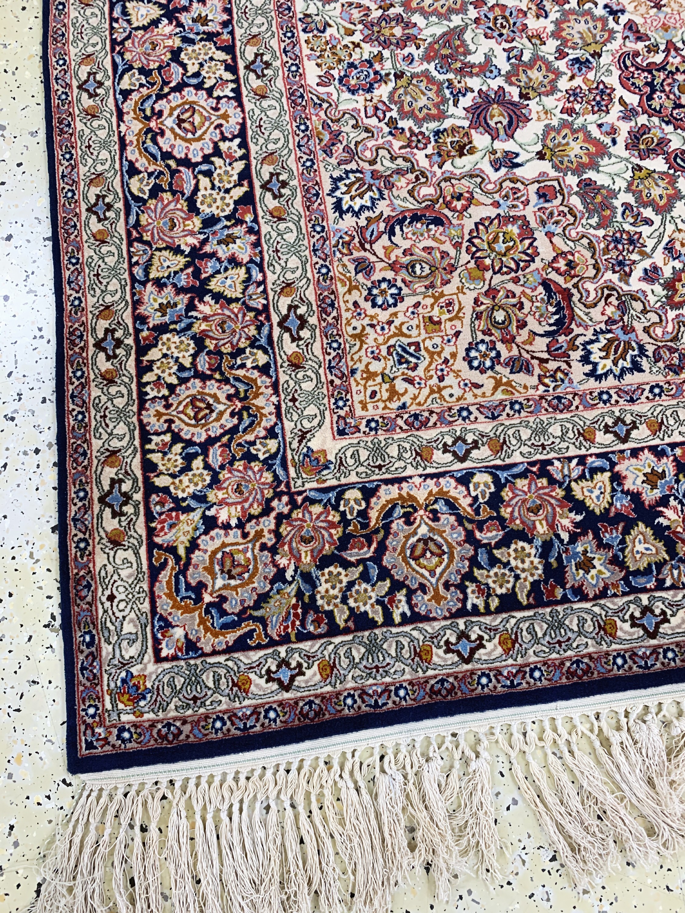 Detail e: Esfahan fein, Persien, Mitte 20.Jhd, Korkwolle auf Seide, ca. 216 x 149 cm, ca. 1,0Mio. Kn/qm, EHZ: 2