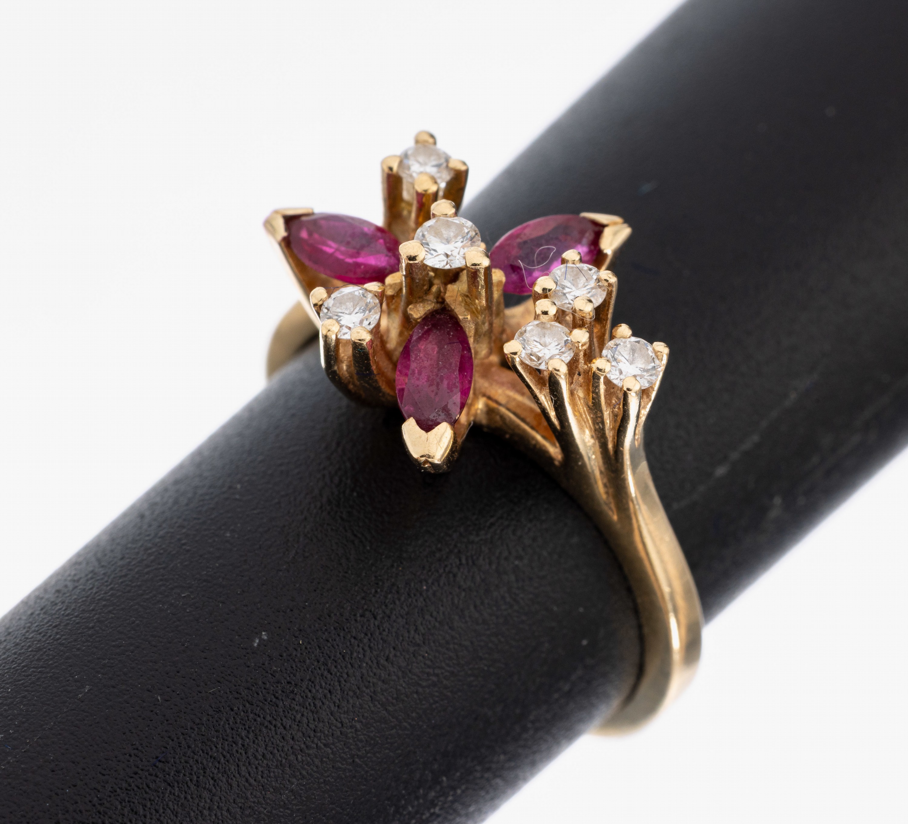 Image 27004618 - 14 kt Gold Rubin-Brillant-Ring, GG 585/000,3 Rubin-Navettes zus. ca. 0.32 ct, 6 ...