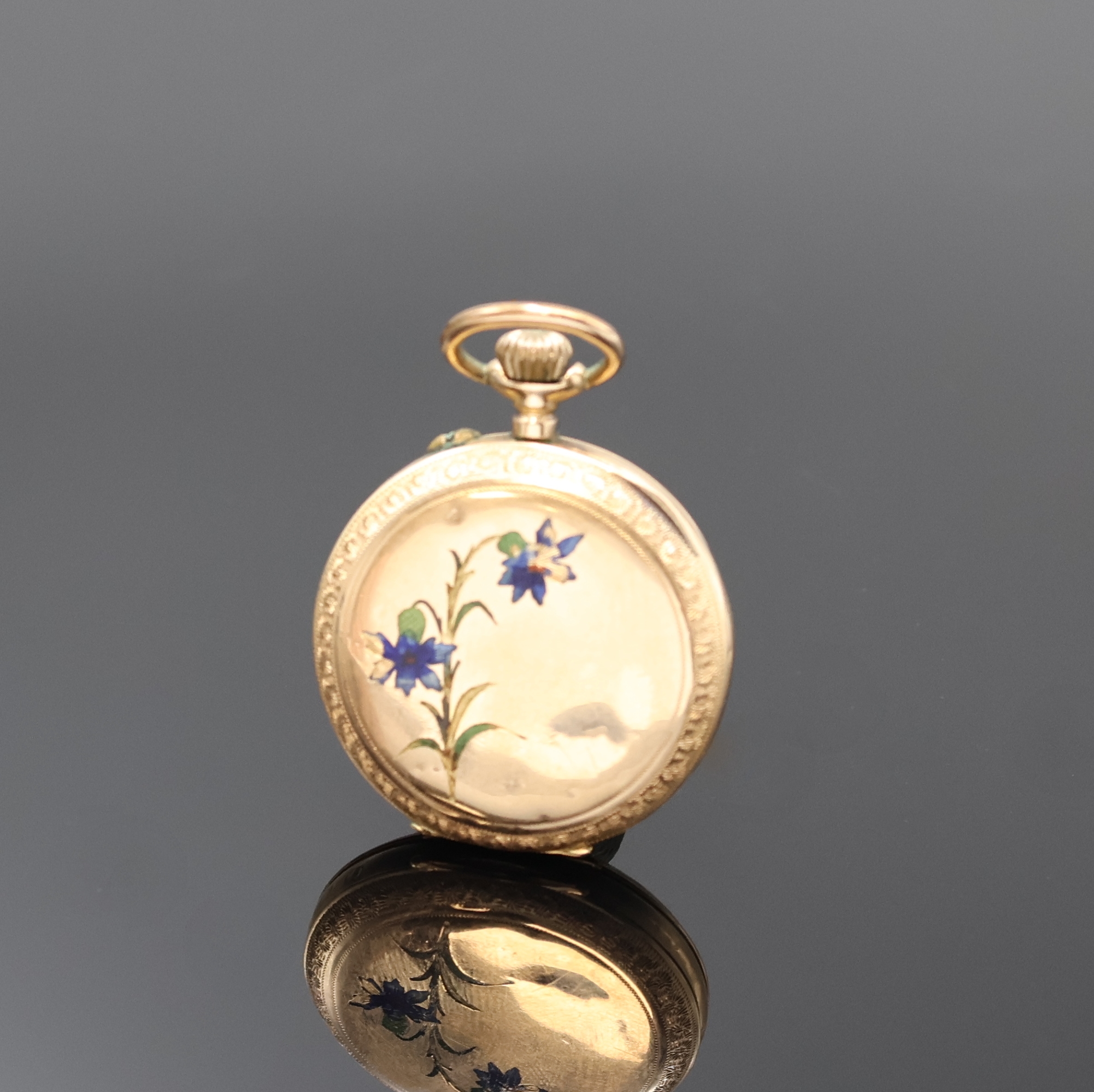 Detail a: Offene Damentaschenuhr mit Emaillierung in RG 585/000, Schweiz um 1900, Geh. dell., Metallcuvette, rücks. m. floraler Emaillierung, Emailzifferbl. ...