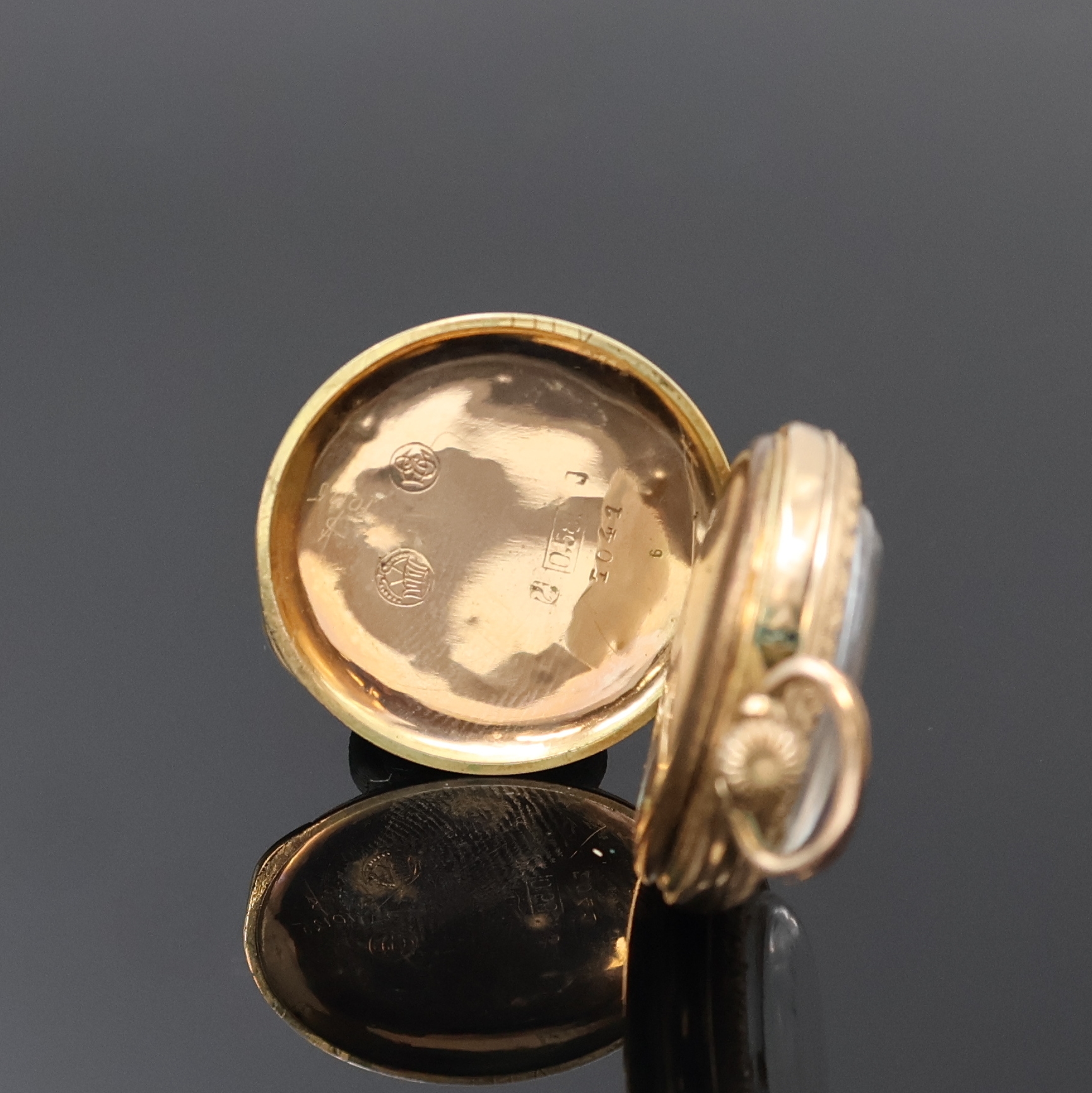 Detail b: Offene Damentaschenuhr mit Emaillierung in RG 585/000, Schweiz um 1900, Geh. dell., Metallcuvette, rücks. m. floraler Emaillierung, Emailzifferbl. ...