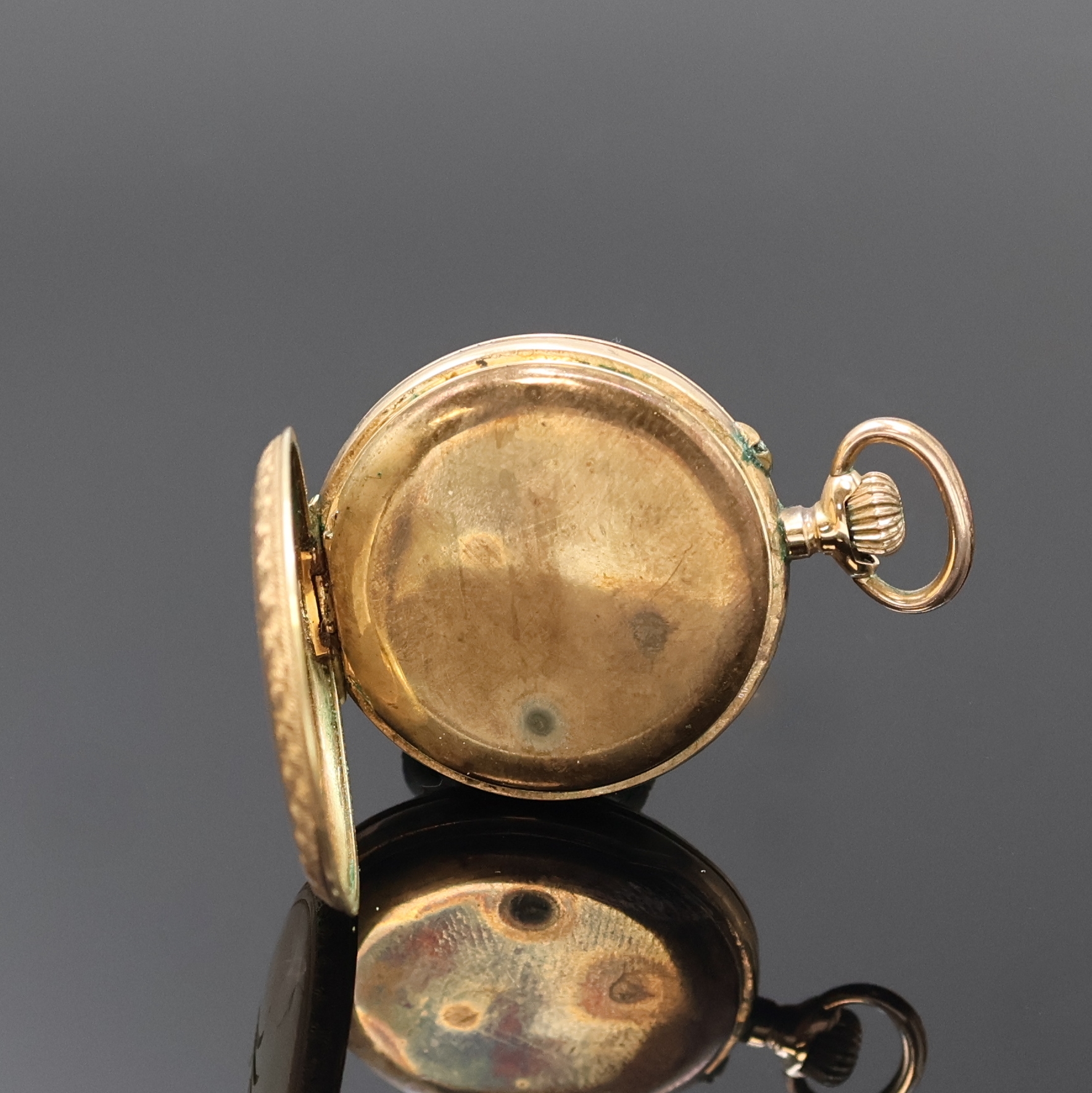 Detail c: Offene Damentaschenuhr mit Emaillierung in RG 585/000, Schweiz um 1900, Geh. dell., Metallcuvette, rücks. m. floraler Emaillierung, Emailzifferbl. ...