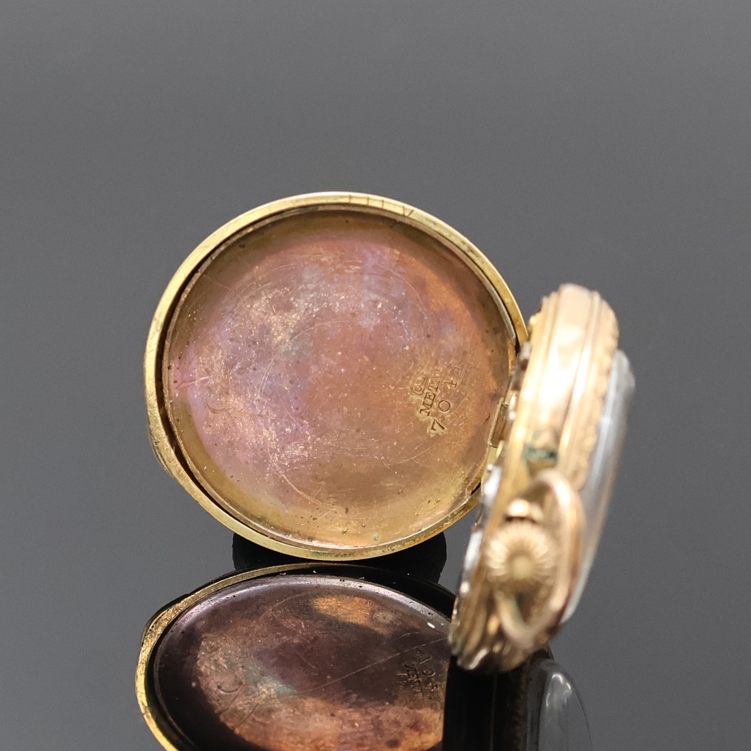 Detail d: Offene Damentaschenuhr mit Emaillierung in RG 585/000, Schweiz um 1900, Geh. dell., Metallcuvette, rücks. m. floraler Emaillierung, Emailzifferbl. ...