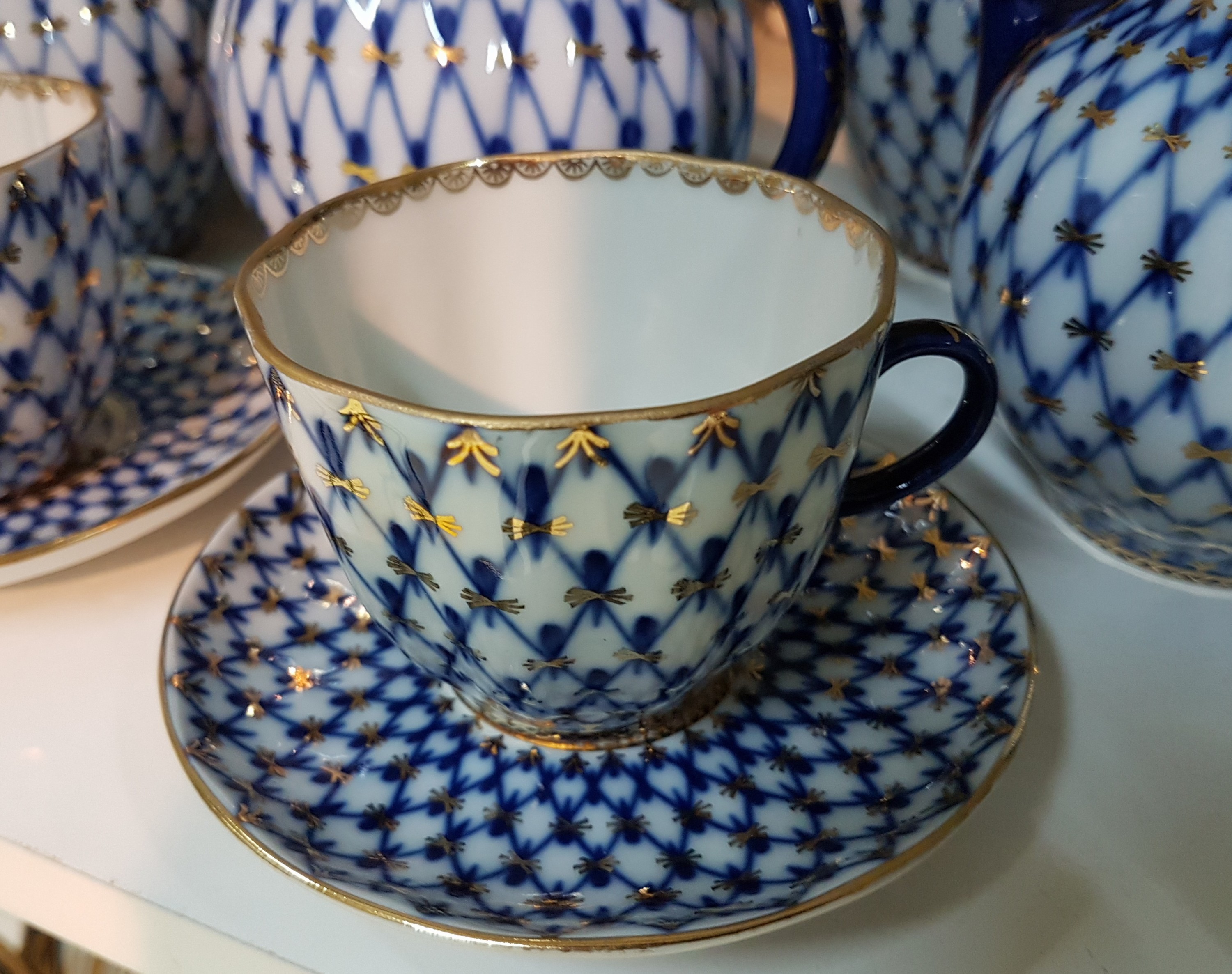 Detail d: Kaffeeservice, Dekor Kobaltnetz, Lomonossov, St. Petersburg, Entw. Seraphina Jakolewa, Porzellan, Goldstaffage, 13 Tassen mit UT, 13 Kuchenteller D. ...