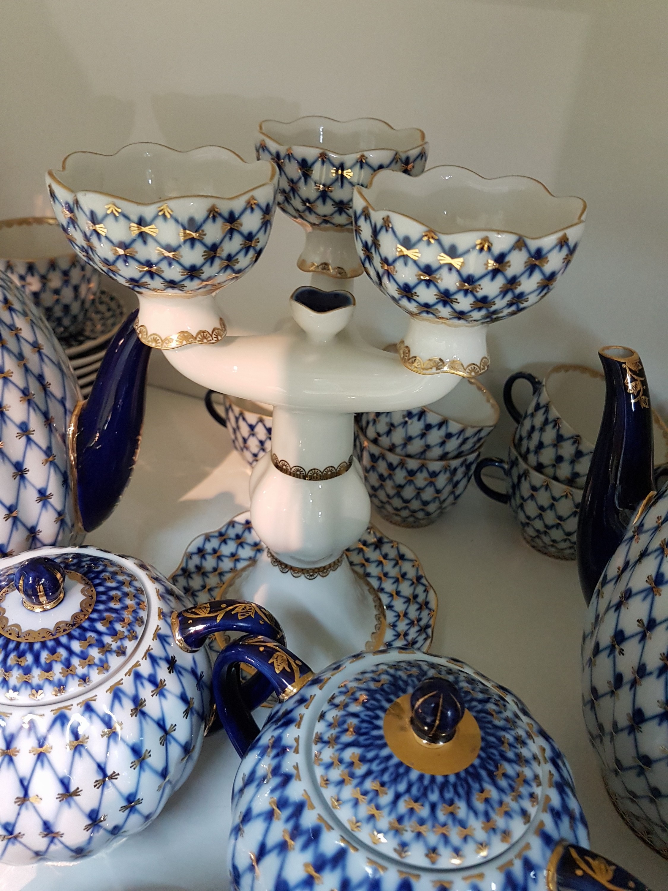 Detail f: Kaffeeservice, Dekor Kobaltnetz, Lomonossov, St. Petersburg, Entw. Seraphina Jakolewa, Porzellan, Goldstaffage, 13 Tassen mit UT, 13 Kuchenteller D. ...