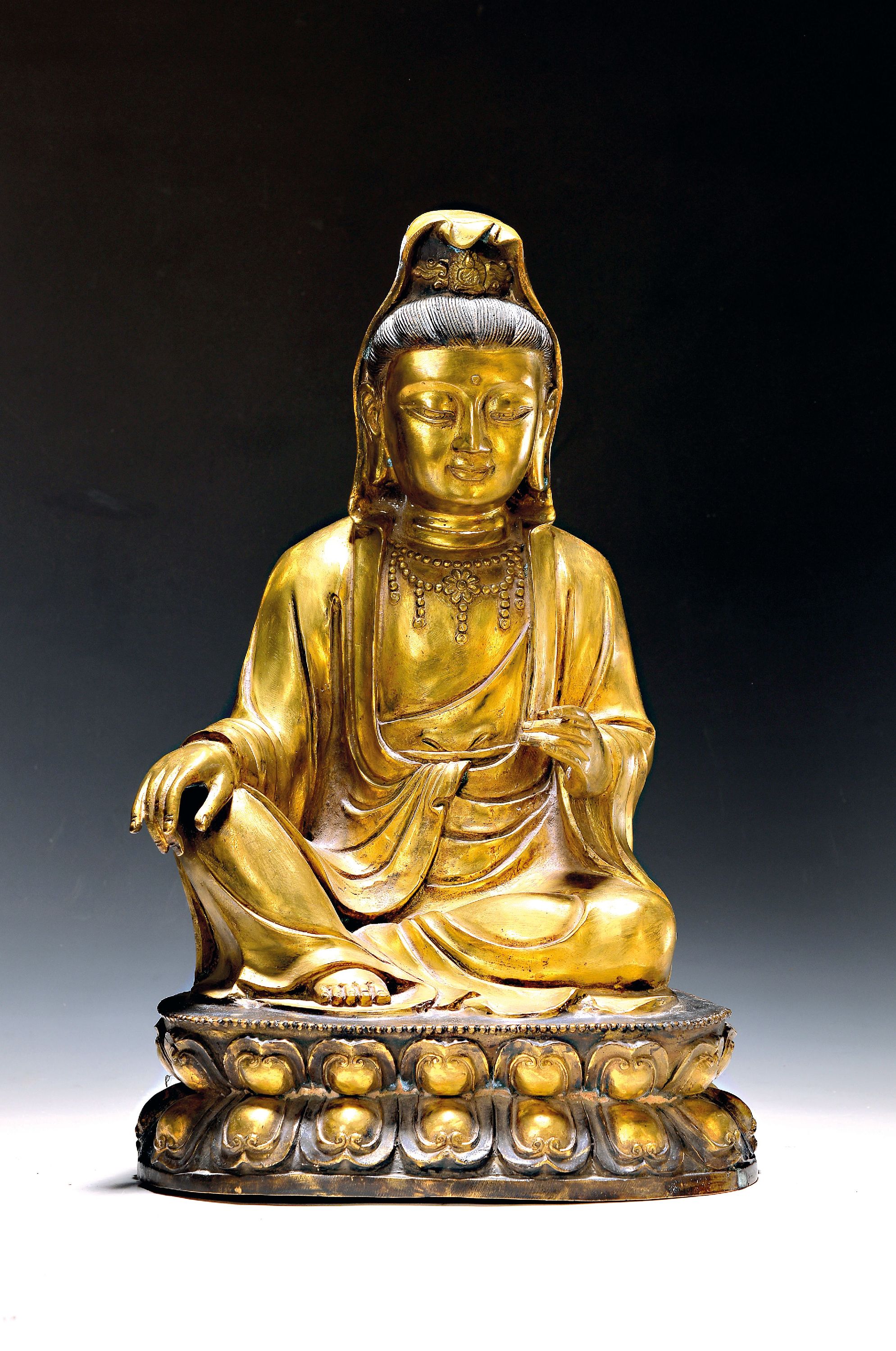Image 27004712 - Große Guanjin, China, 20.Jh., Bronze, sitzende Guanyin, H. 49cm, Bodenplatte intakt