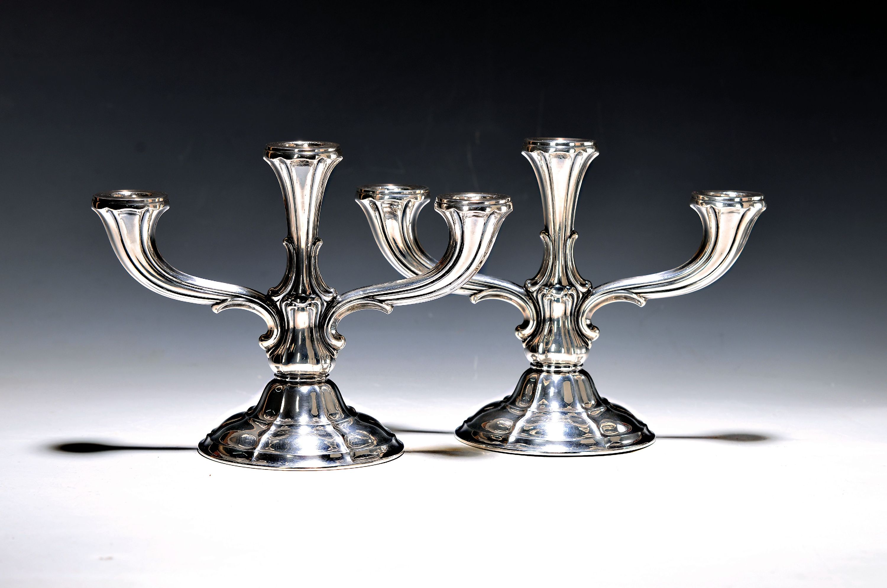 Image 27004951 - Paar Kerzenleuchter, deutsch, 20. Jh., 800er Silber, Barockstil, je drei Brennstellen, ...