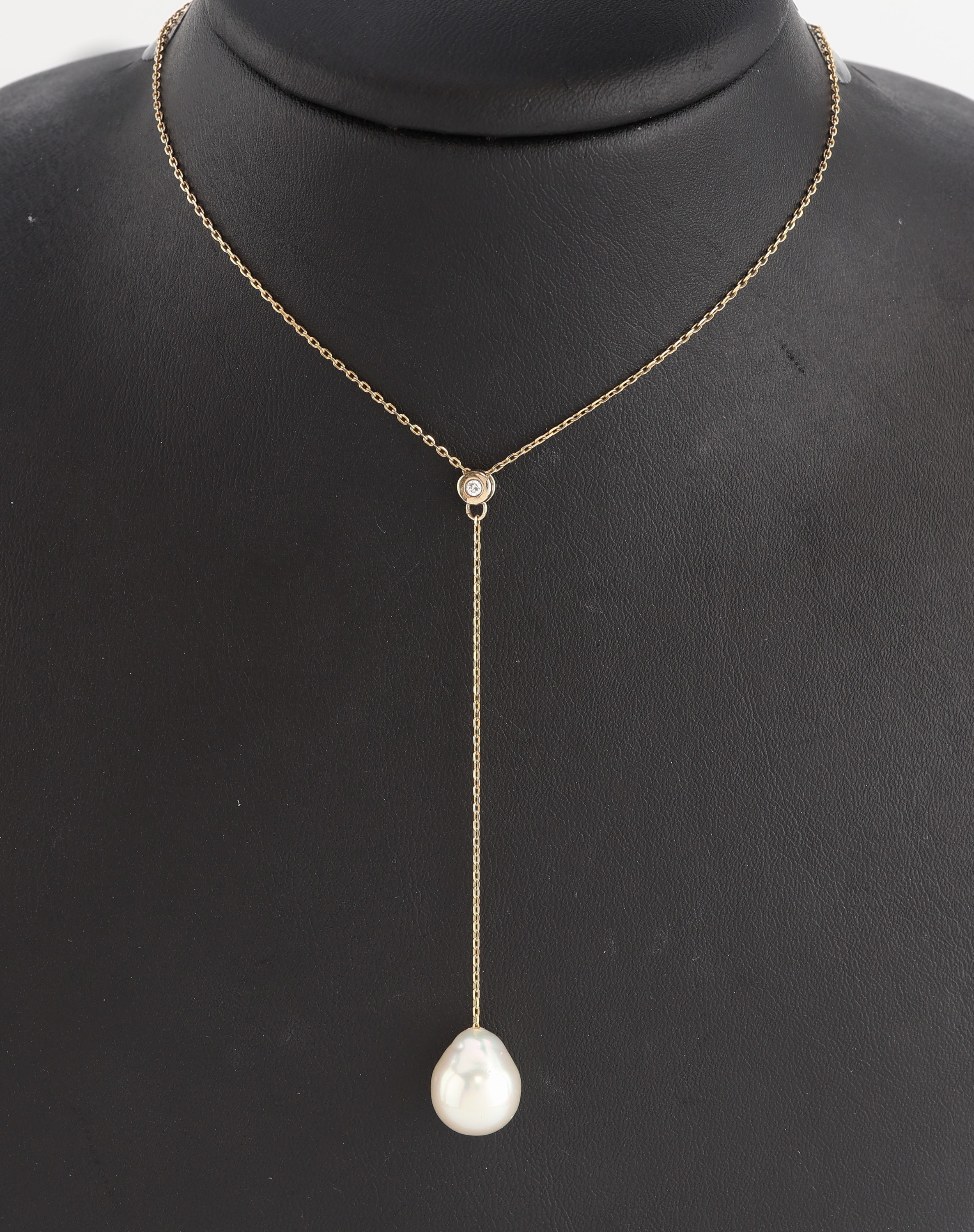 9 kt Gold Perl-Brillant-Collier, GG 375/000, Mittelteil mit bewegl. abgehangener unrunde Südseezuchtperle, D. ca. 11.2 mm, nat. Merkmale, 1 ...