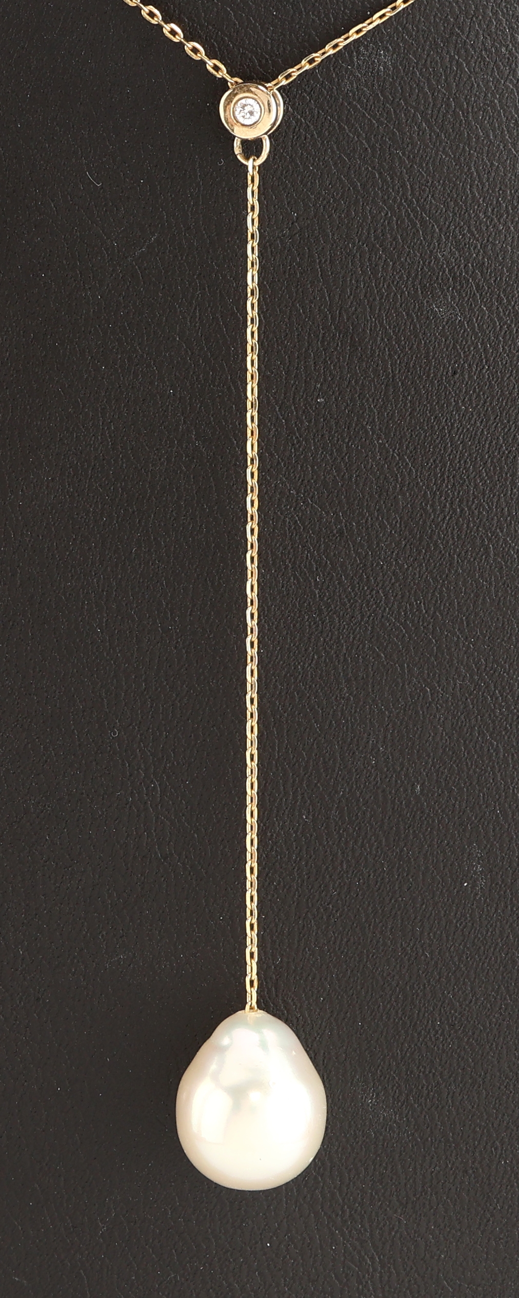 Detail a: 9 kt Gold Perl-Brillant-Collier, GG 375/000, Mittelteil mit bewegl. abgehangener unrunde Südseezuchtperle, D. ca. 11.2 mm, nat. Merkmale, 1 ...
