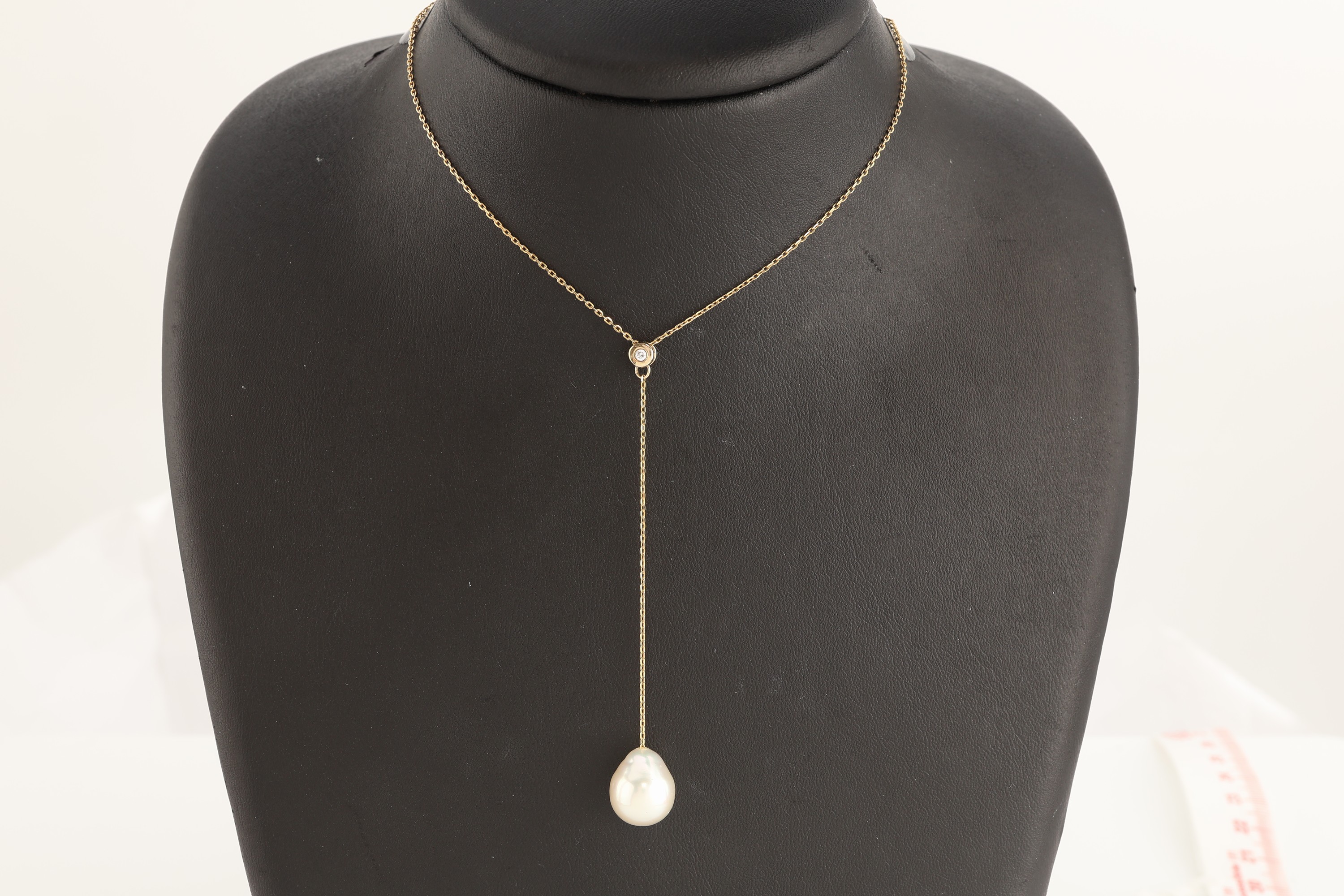Detail b: 9 kt Gold Perl-Brillant-Collier, GG 375/000, Mittelteil mit bewegl. abgehangener unrunde Südseezuchtperle, D. ca. 11.2 mm, nat. Merkmale, 1 ...