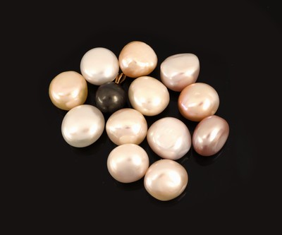 27004980a - Lot 12 Süßwasserzuchtperlen, versch. Größen, Formen und Farbnuancen, dazu 1 ...
