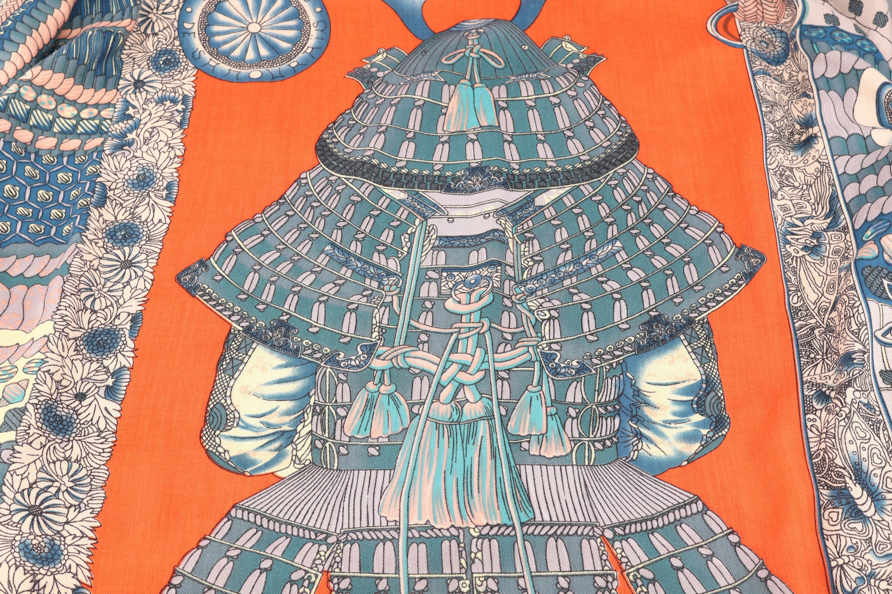 Detail a: Großes HERMES Tuch, 70% Kaschmir, 30% Seide, "Parures de Samurais", Aline Honore`, orangefarb. Grund, Motive in Blau- und Türkistönen, ...
