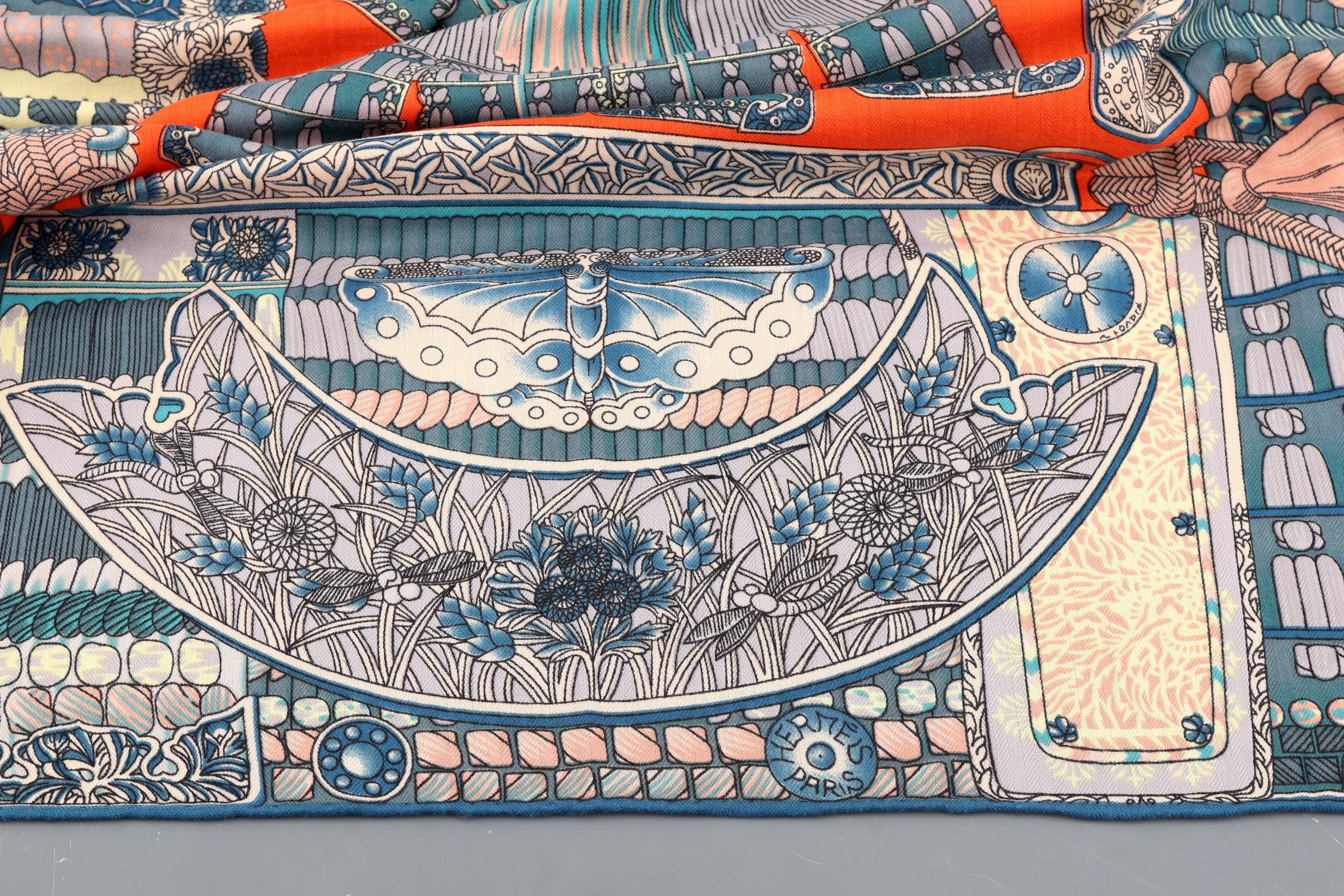 Detail b: Großes HERMES Tuch, 70% Kaschmir, 30% Seide, "Parures de Samurais", Aline Honore`, orangefarb. Grund, Motive in Blau- und Türkistönen, ...