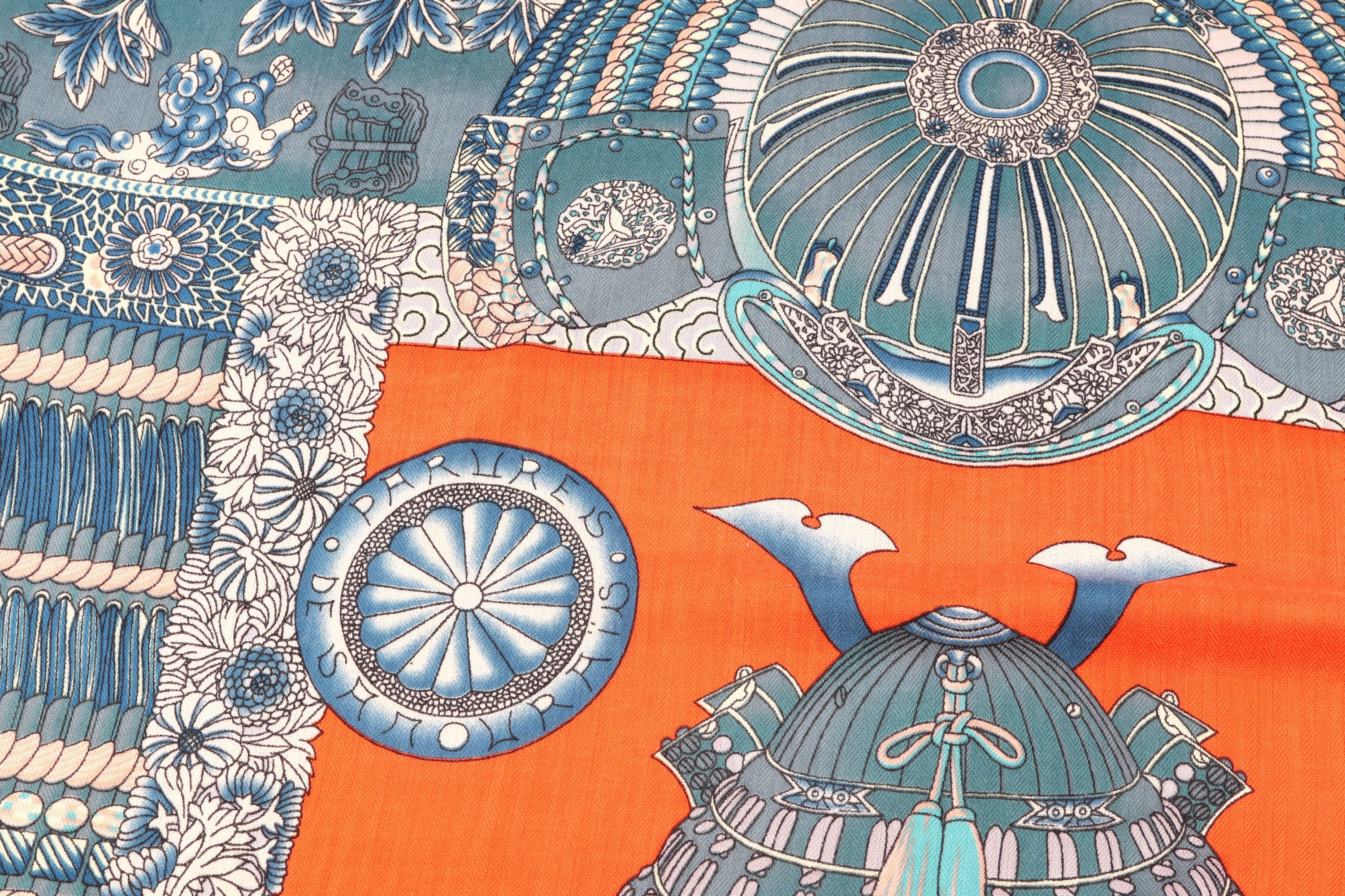 Detail c: Großes HERMES Tuch, 70% Kaschmir, 30% Seide, "Parures de Samurais", Aline Honore`, orangefarb. Grund, Motive in Blau- und Türkistönen, ...
