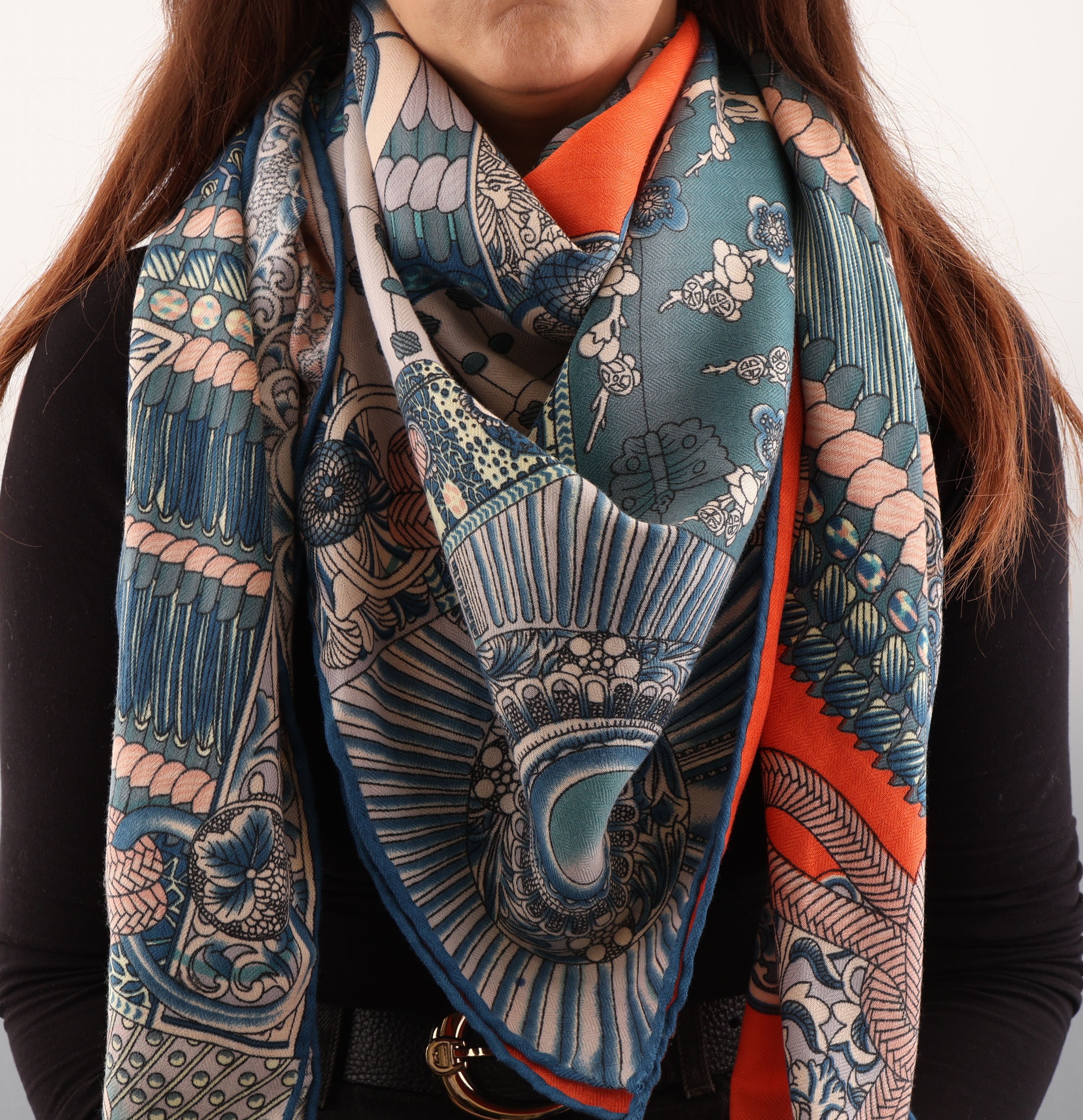 Detail d: Großes HERMES Tuch, 70% Kaschmir, 30% Seide, "Parures de Samurais", Aline Honore`, orangefarb. Grund, Motive in Blau- und Türkistönen, ...