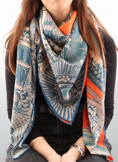 27005021f - Großes HERMES Tuch, 70% Kaschmir, 30% Seide, ´Parures de Samurais´, Aline Honore`, ...