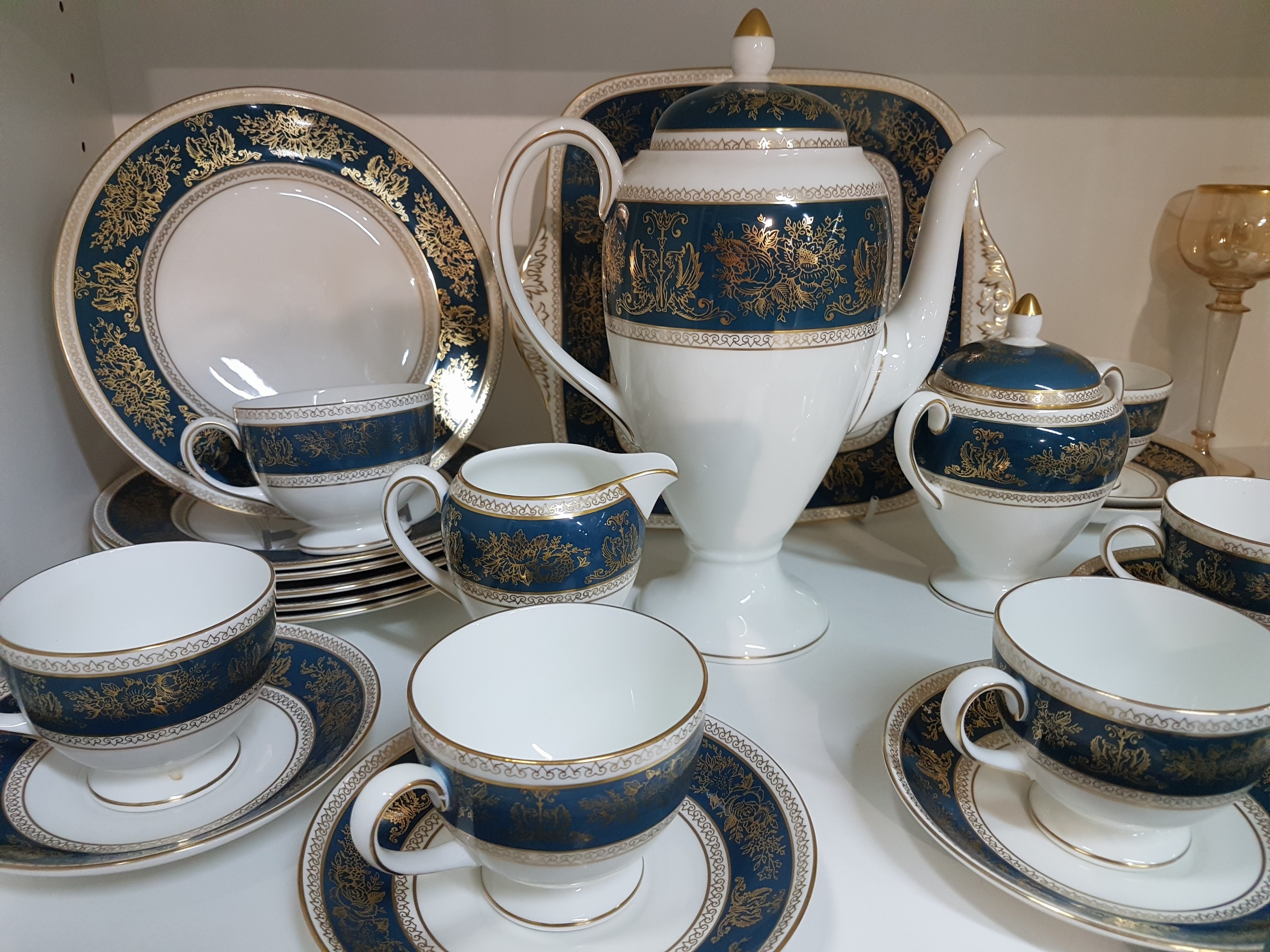 Detail a: Kaffeeservice, Wedgwood, England, Dekor Columbia blue & gold, Porzellan, für 6 Personen, 6 Tassen mit UT, 6 Kuchenteller D. 20,5 cm, Kanne, ...
