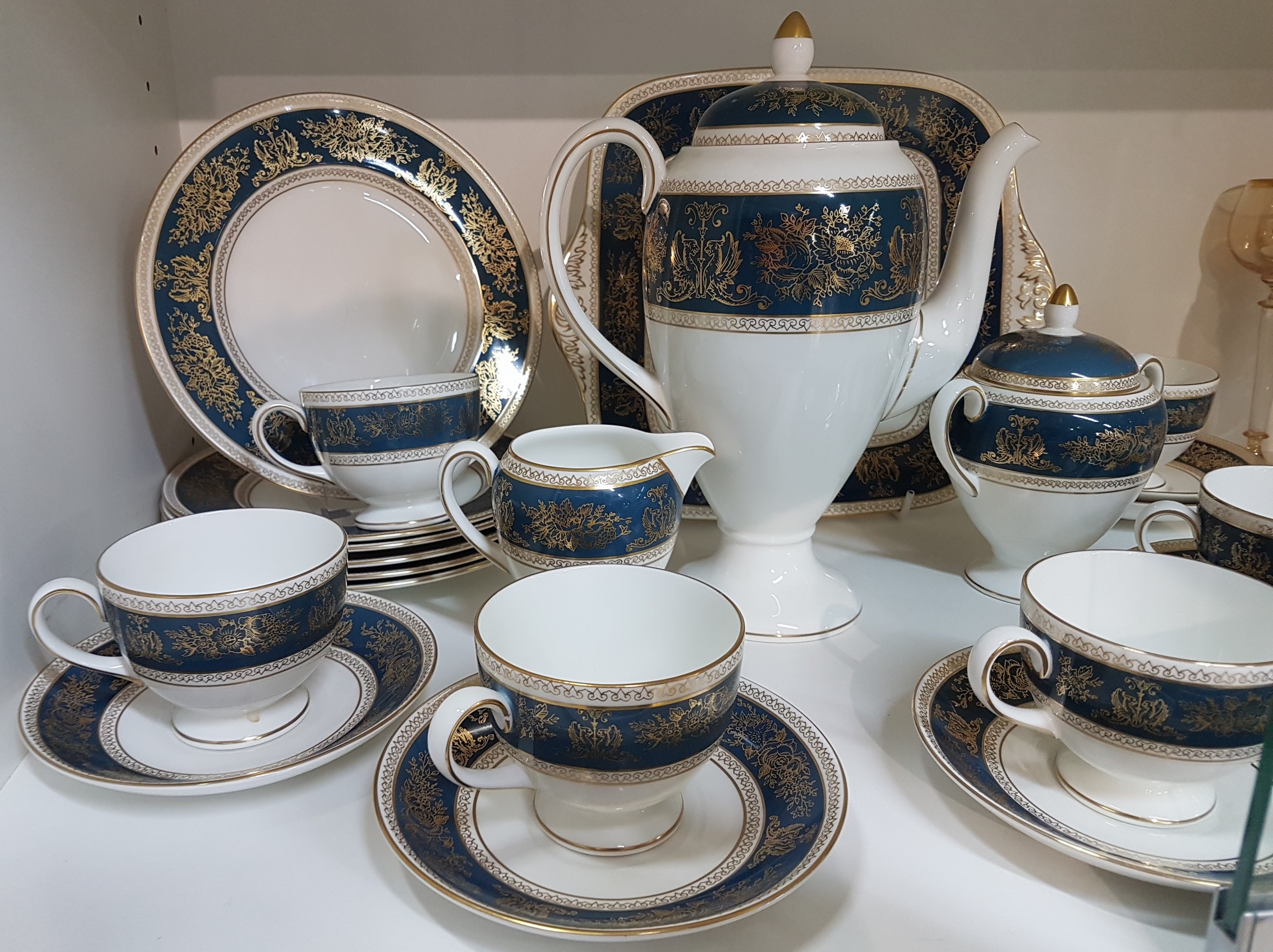 Detail b: Kaffeeservice, Wedgwood, England, Dekor Columbia blue & gold, Porzellan, für 6 Personen, 6 Tassen mit UT, 6 Kuchenteller D. 20,5 cm, Kanne, ...