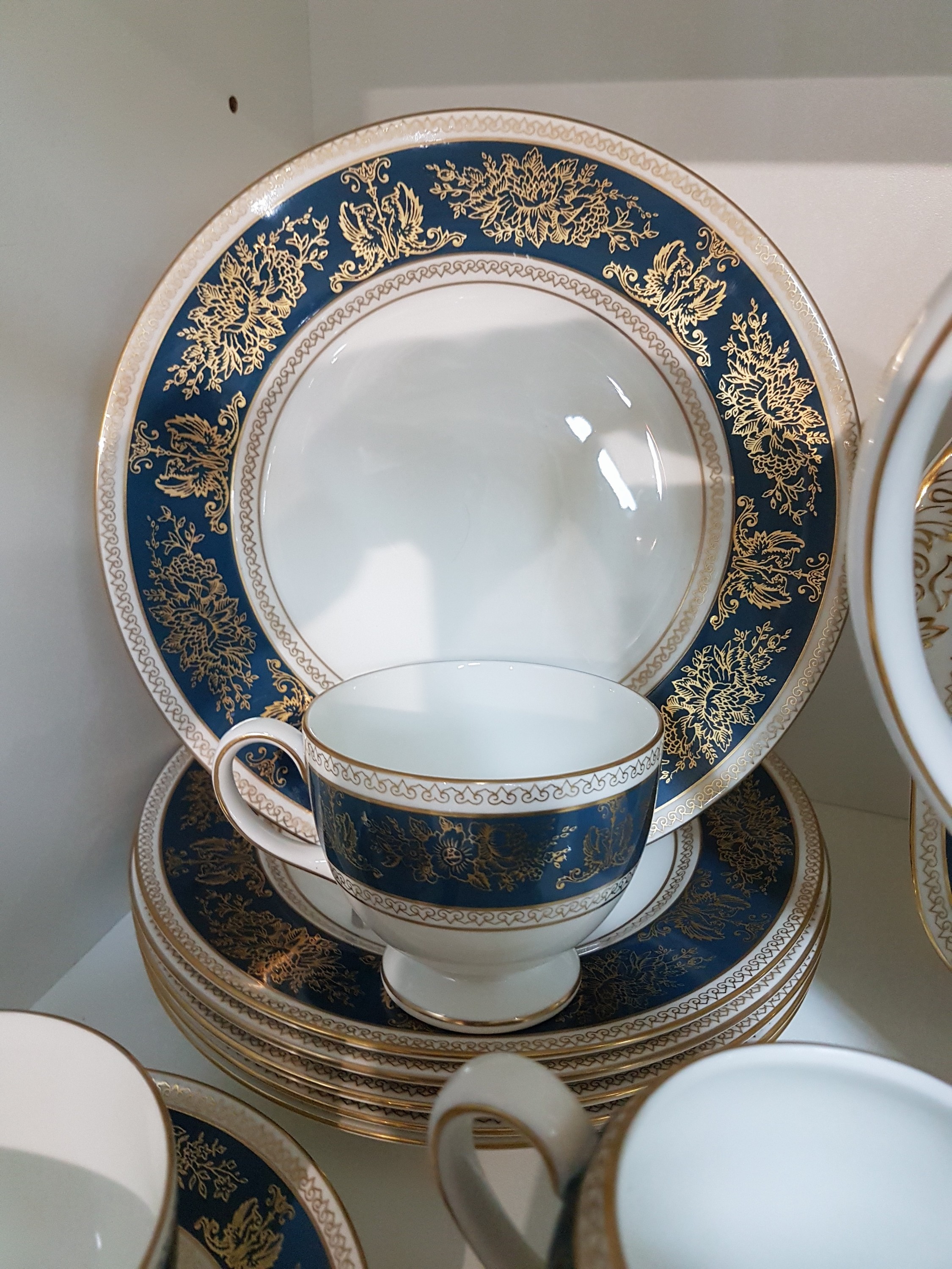 Detail c: Kaffeeservice, Wedgwood, England, Dekor Columbia blue & gold, Porzellan, für 6 Personen, 6 Tassen mit UT, 6 Kuchenteller D. 20,5 cm, Kanne, ...