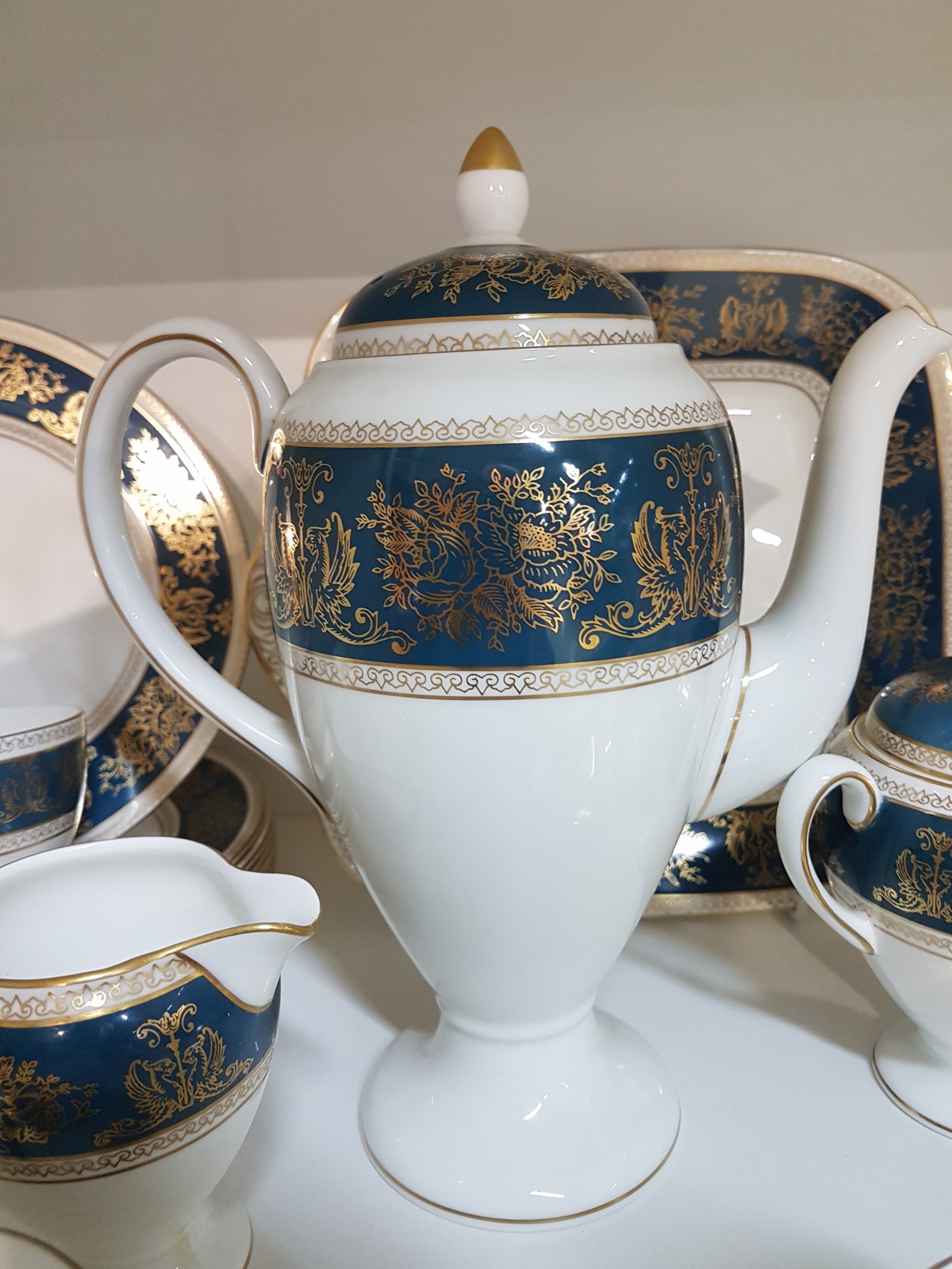 Detail d: Kaffeeservice, Wedgwood, England, Dekor Columbia blue & gold, Porzellan, für 6 Personen, 6 Tassen mit UT, 6 Kuchenteller D. 20,5 cm, Kanne, ...