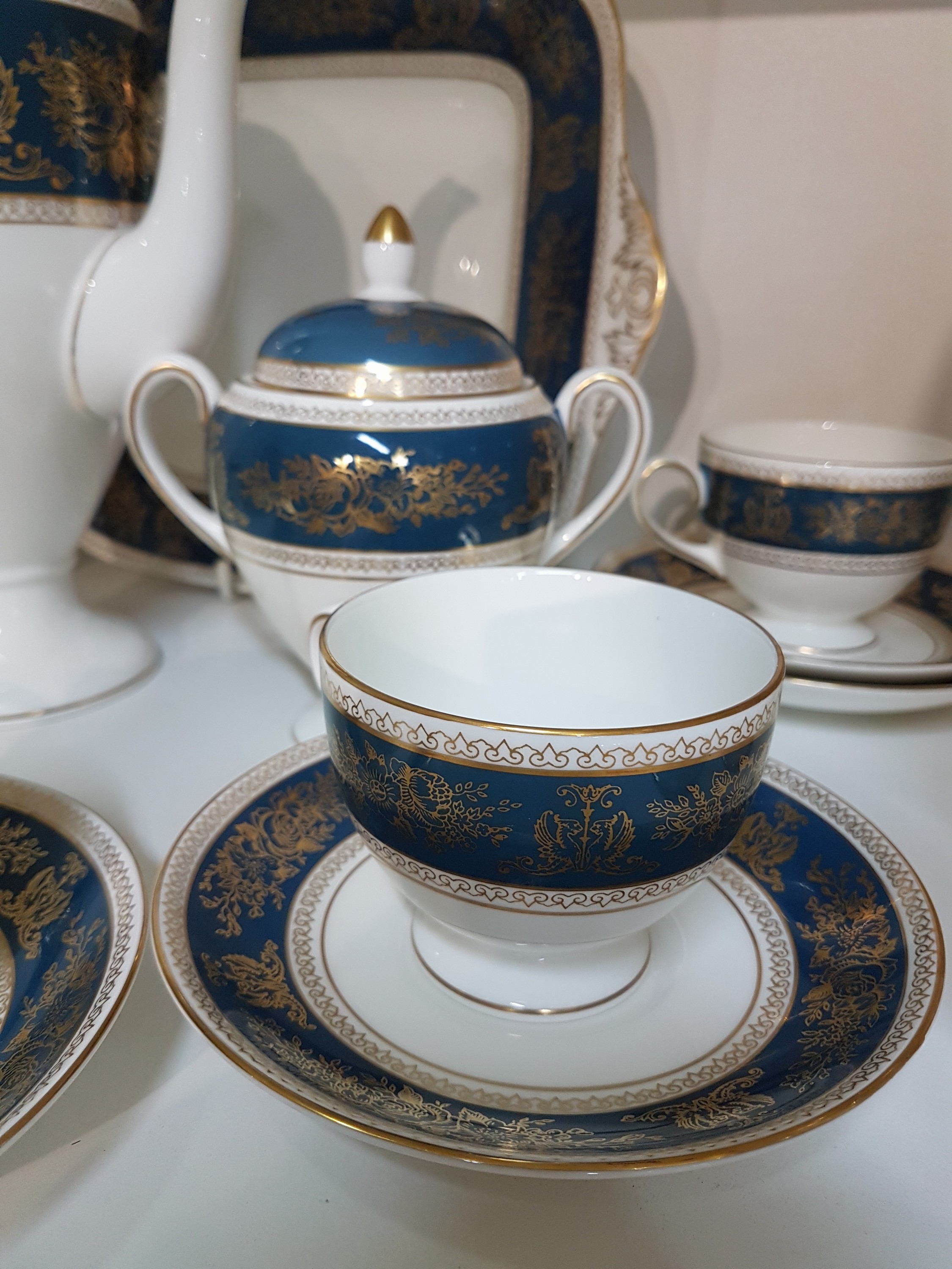 Detail e: Kaffeeservice, Wedgwood, England, Dekor Columbia blue & gold, Porzellan, für 6 Personen, 6 Tassen mit UT, 6 Kuchenteller D. 20,5 cm, Kanne, ...