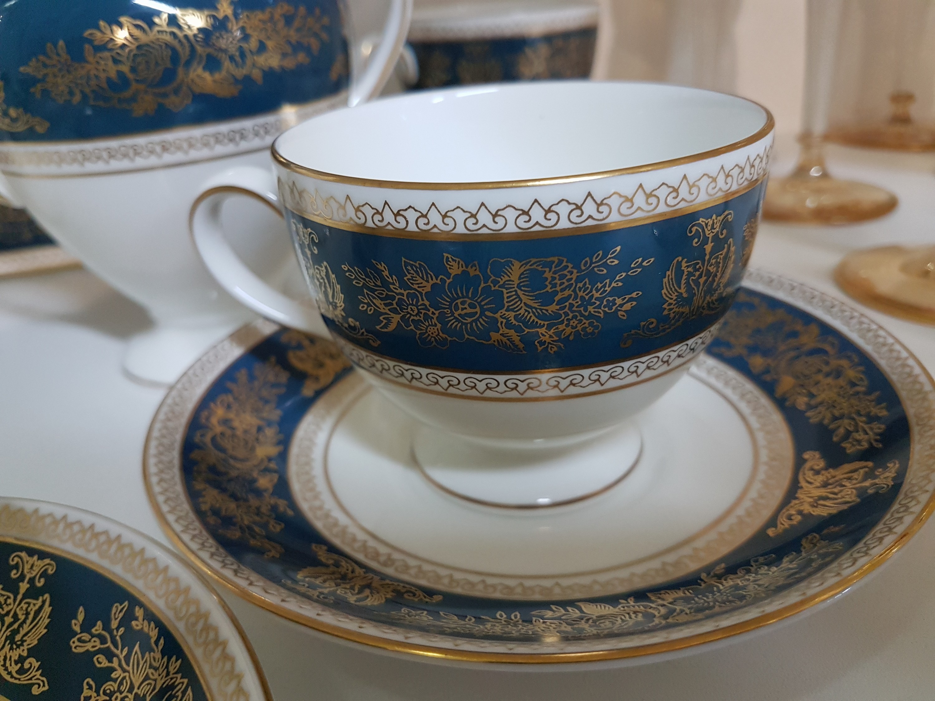 Detail f: Kaffeeservice, Wedgwood, England, Dekor Columbia blue & gold, Porzellan, für 6 Personen, 6 Tassen mit UT, 6 Kuchenteller D. 20,5 cm, Kanne, ...