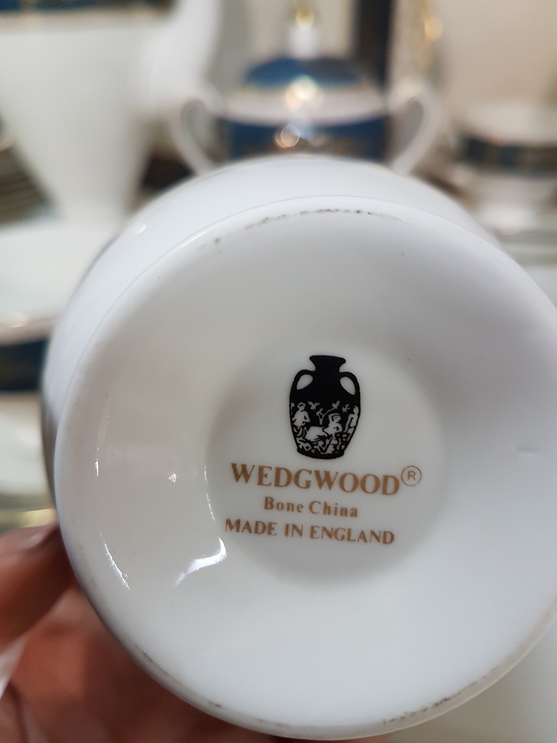 Detail g: Kaffeeservice, Wedgwood, England, Dekor Columbia blue & gold, Porzellan, für 6 Personen, 6 Tassen mit UT, 6 Kuchenteller D. 20,5 cm, Kanne, ...
