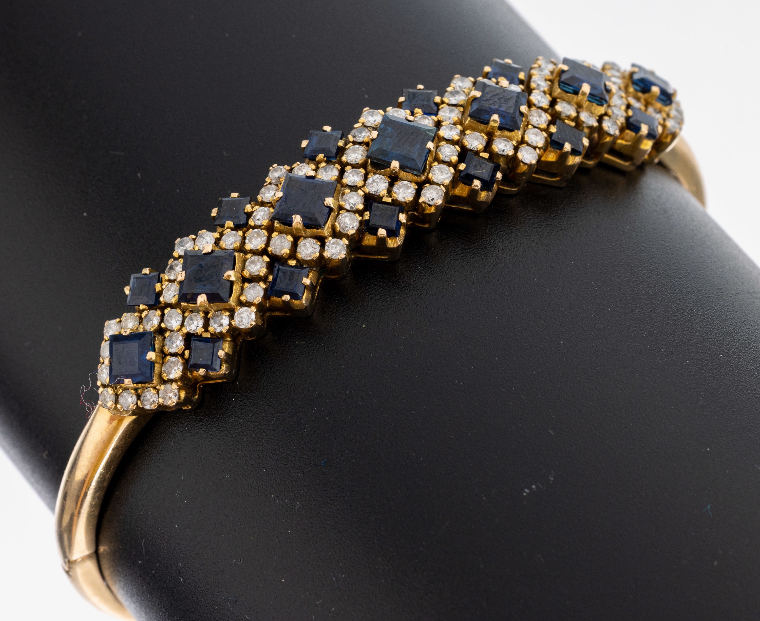 Image 27005322 - 18 kt Gold Saphir-Brillant-Armreif, GG 750/000, Oberteil mit 19 Saphir-Carrees zus. ca. ...