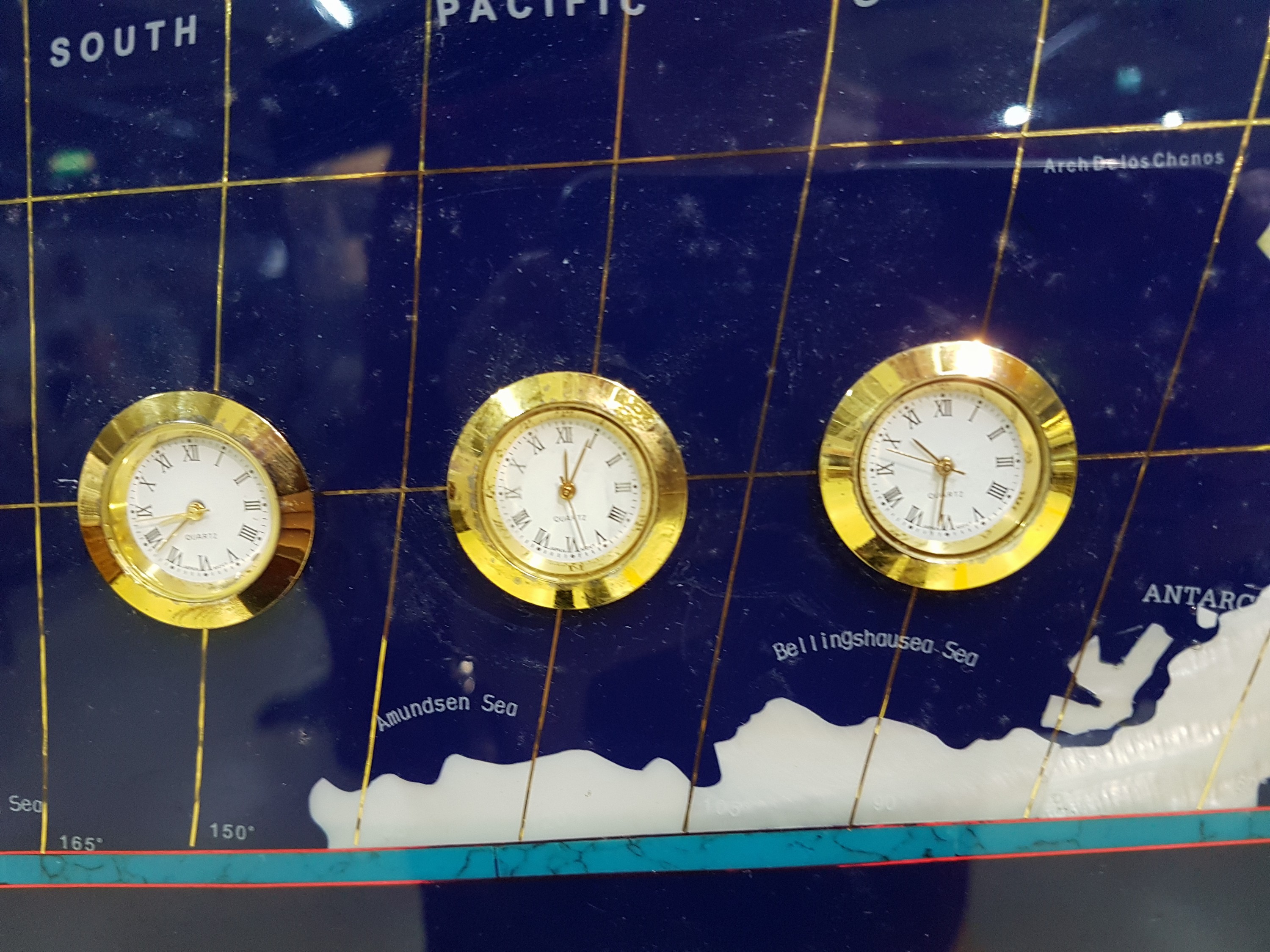 Detail f: Weltzeituhr aus Halbedelsteinen, Weltkarte aus blauem Lack mit eingelegten Halbedelsteinen die Länder repräsentierend, 9 kleine Quartzuhren ...