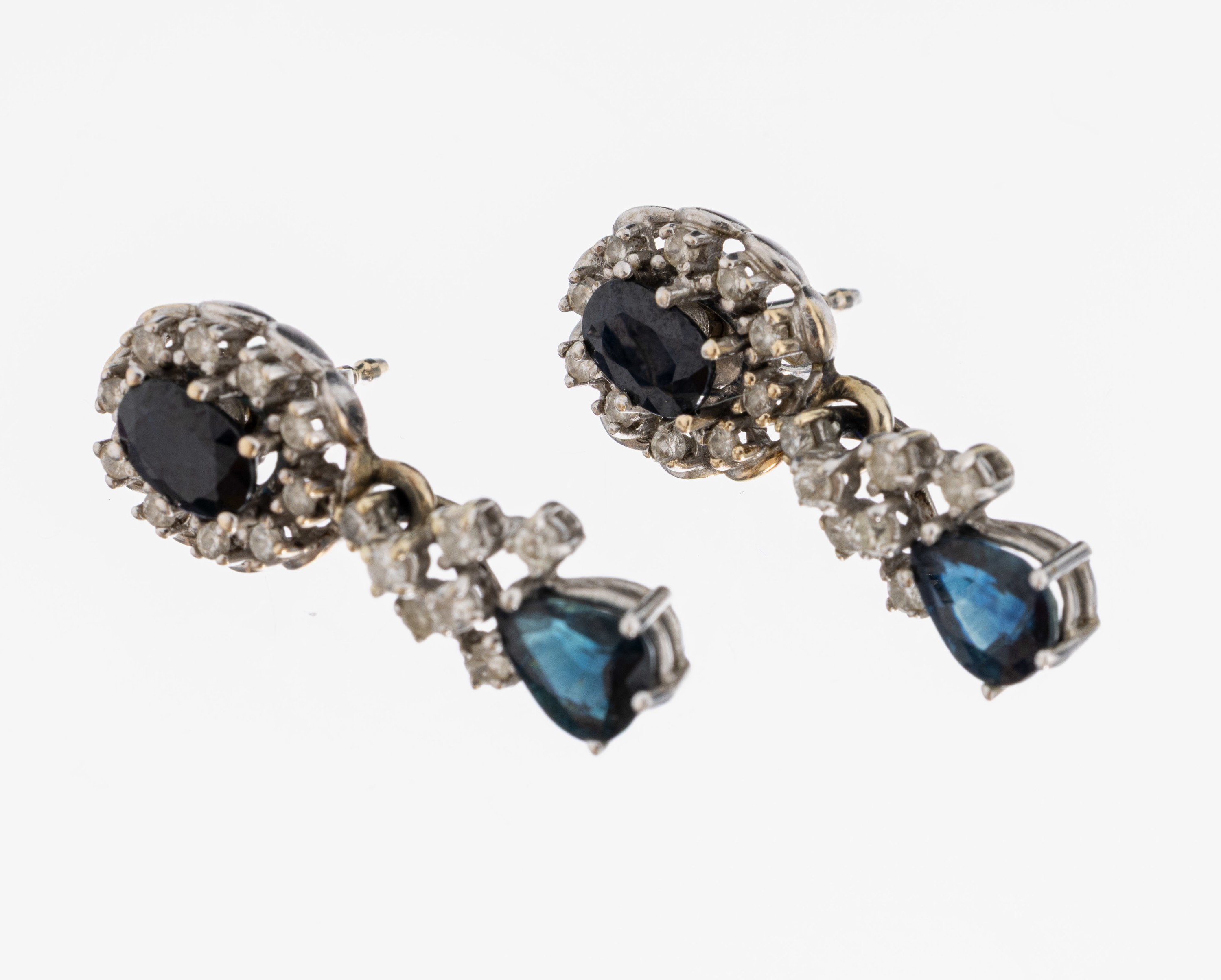 Image 27005339 - Paar 14 kt Gold Saphir-Brillant-Ohrstecker, WG 585/000, mit bewegl. Abhängung, 2 ...