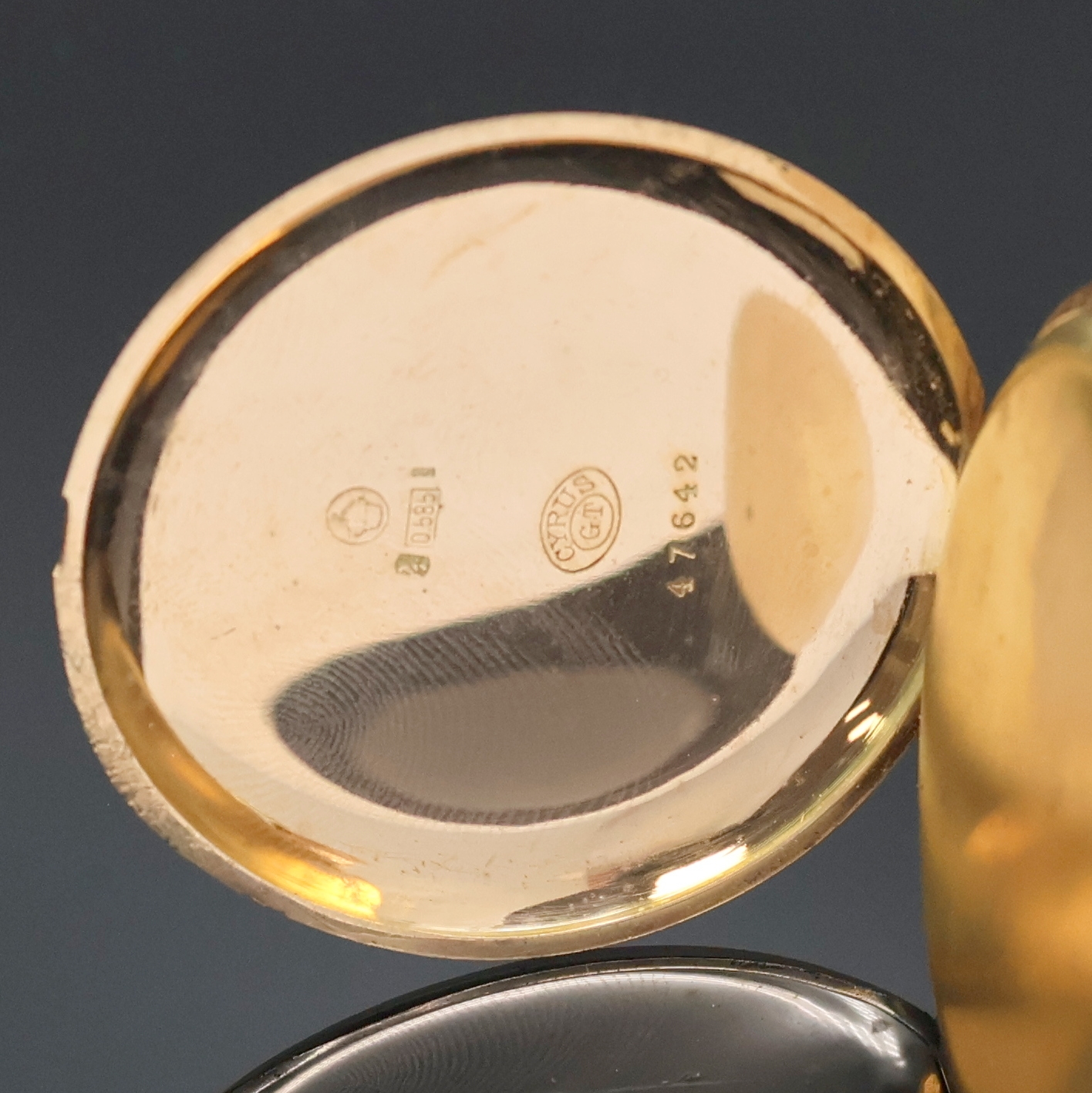 Detail d: REVUE-THOMMEN CYRUS Herrensavonette in RG 585/000, Schweiz um 1910, guill. 2-Deckel Goldgeh. dell., Emailzifferbl. m. arab. Zahlen, kl. Sek. b. 6, ...